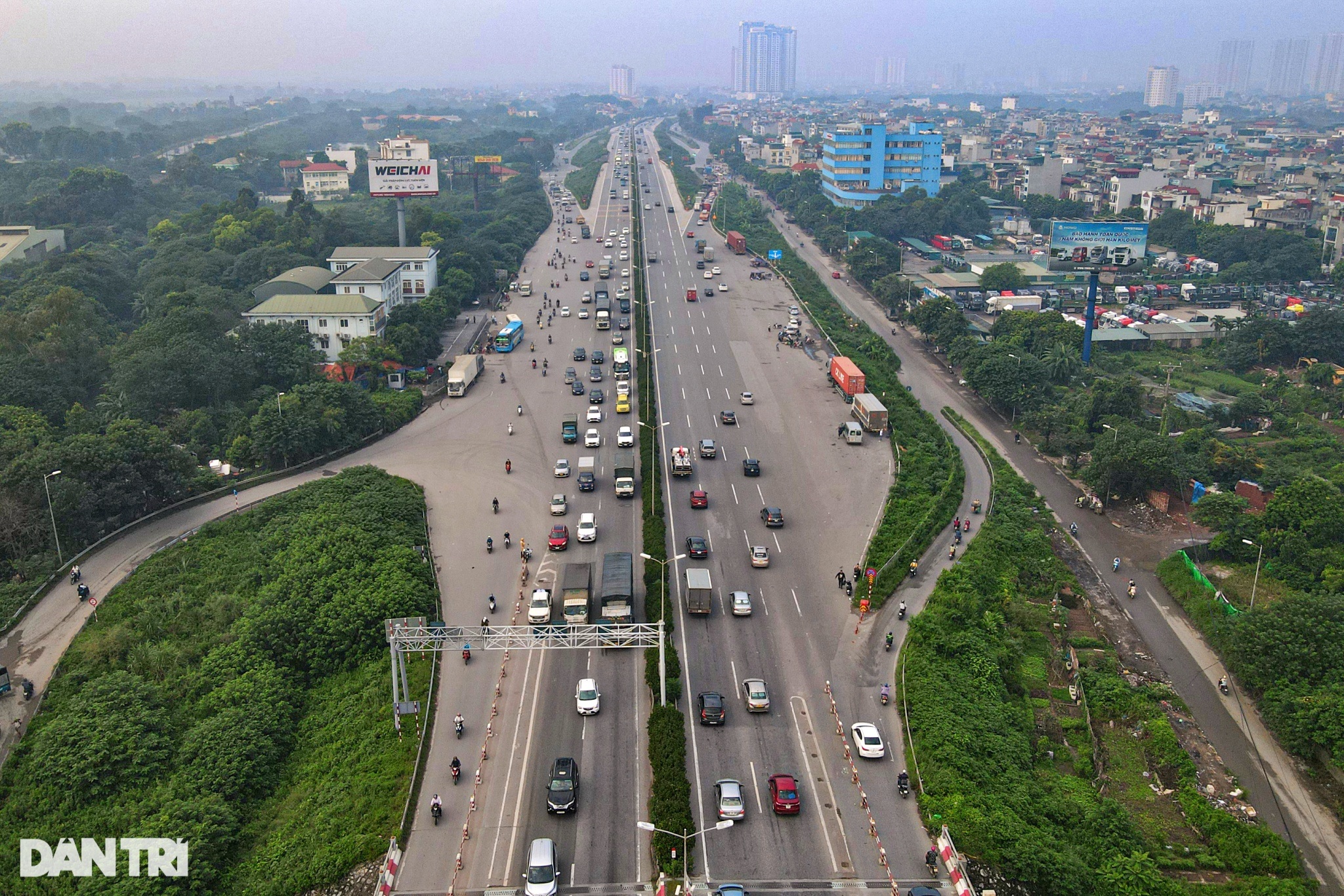 Tài xế ôtô lúng túng đi sai đường sau khi thu hẹp làn hỗn hợp cầu Thanh Trì - 13