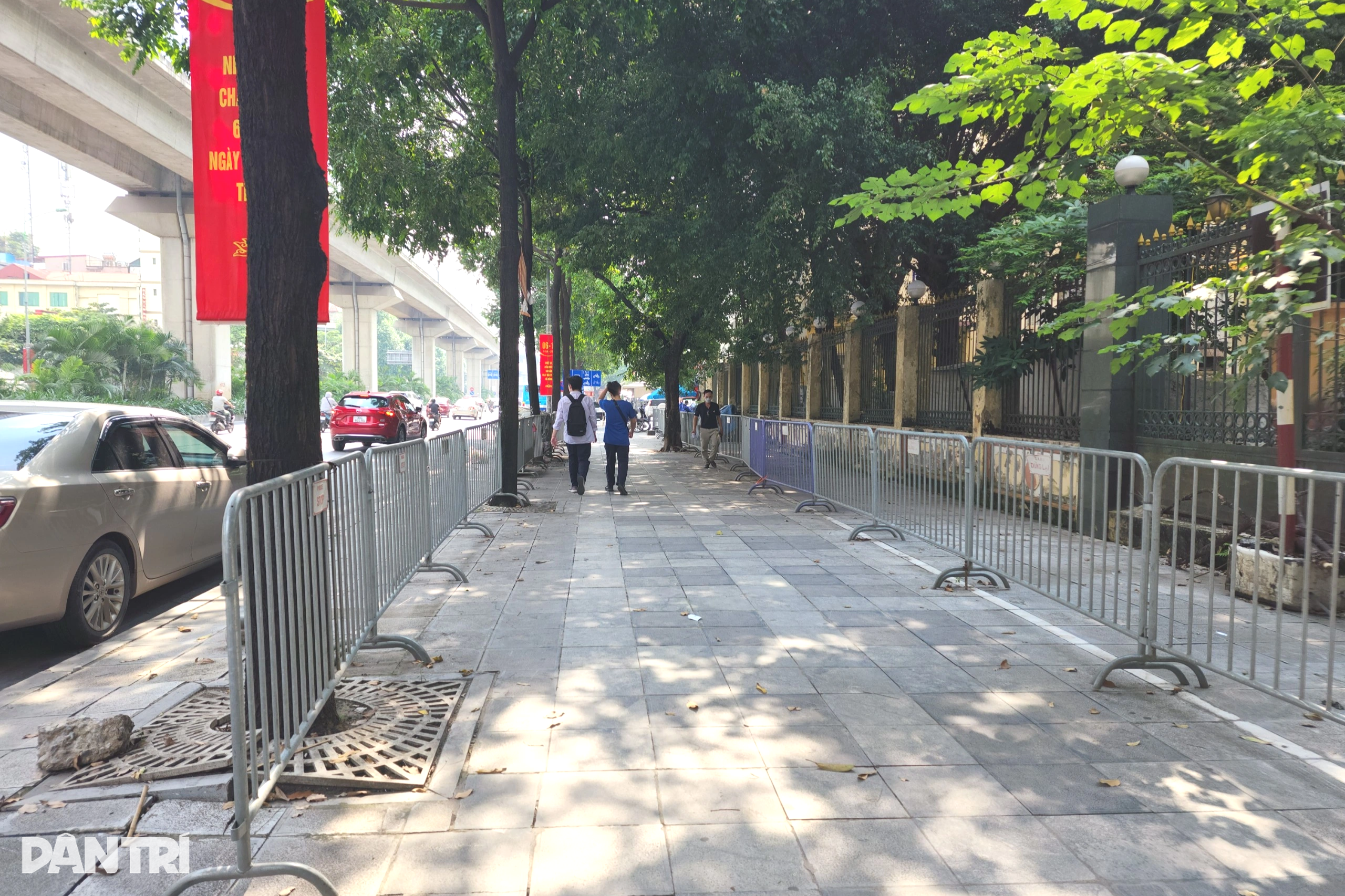 Hà Nội dựng hàng loạt rào chắn để giữ vỉa hè - 8 Hà Nội dựng hàng loạt rào chắn để giữ vỉa hè - 8