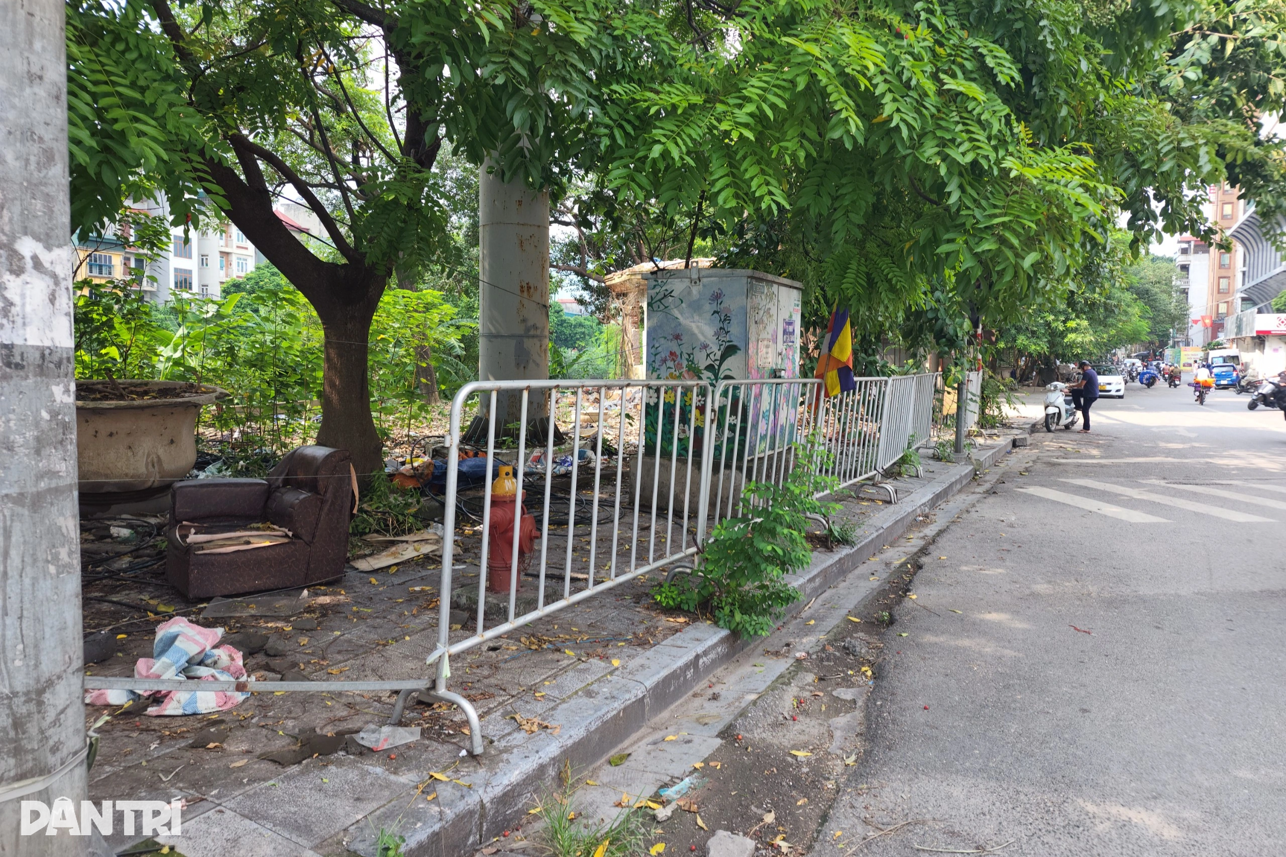 Hà Nội dựng hàng loạt rào chắn để giữ vỉa hè - 11 Hà Nội dựng hàng loạt rào chắn để giữ vỉa hè - 11