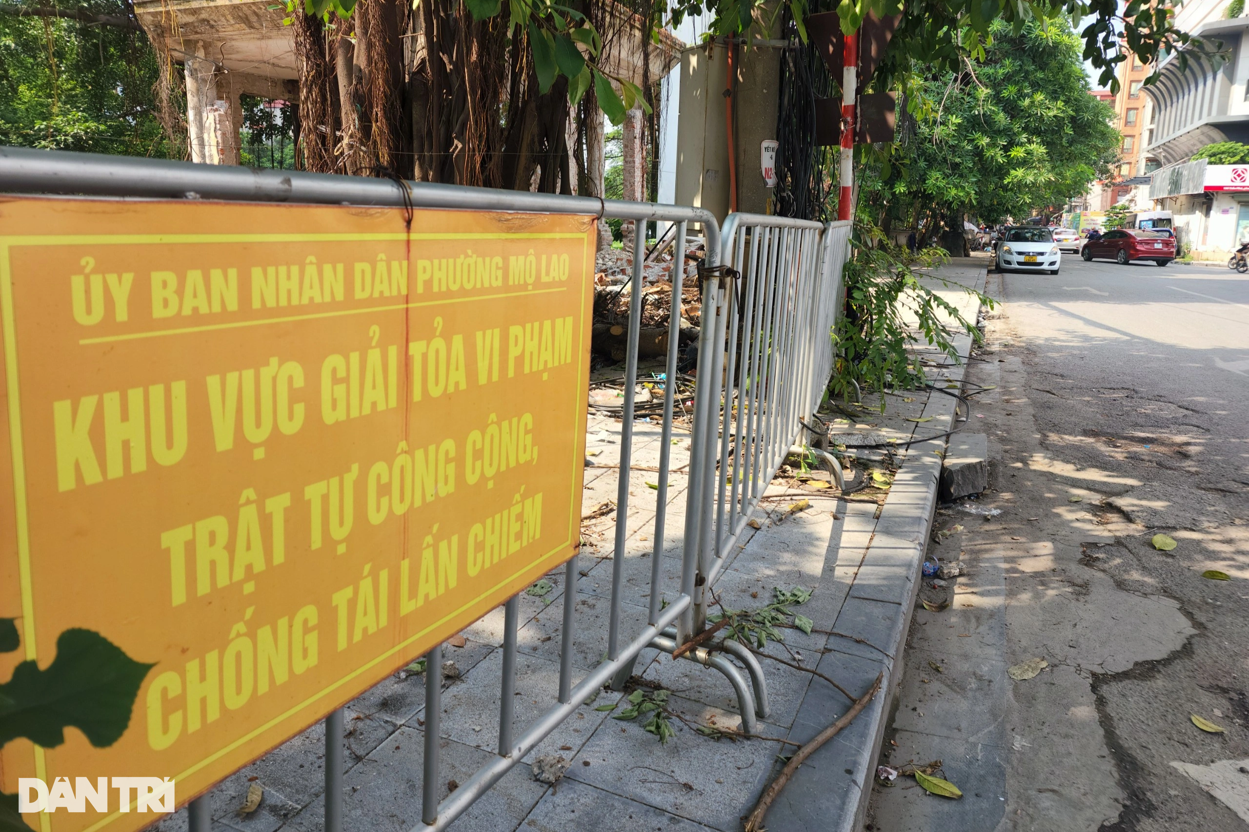 Hà Nội dựng hàng loạt rào chắn để giữ vỉa hè - 9 Hà Nội dựng hàng loạt rào chắn để giữ vỉa hè - 9