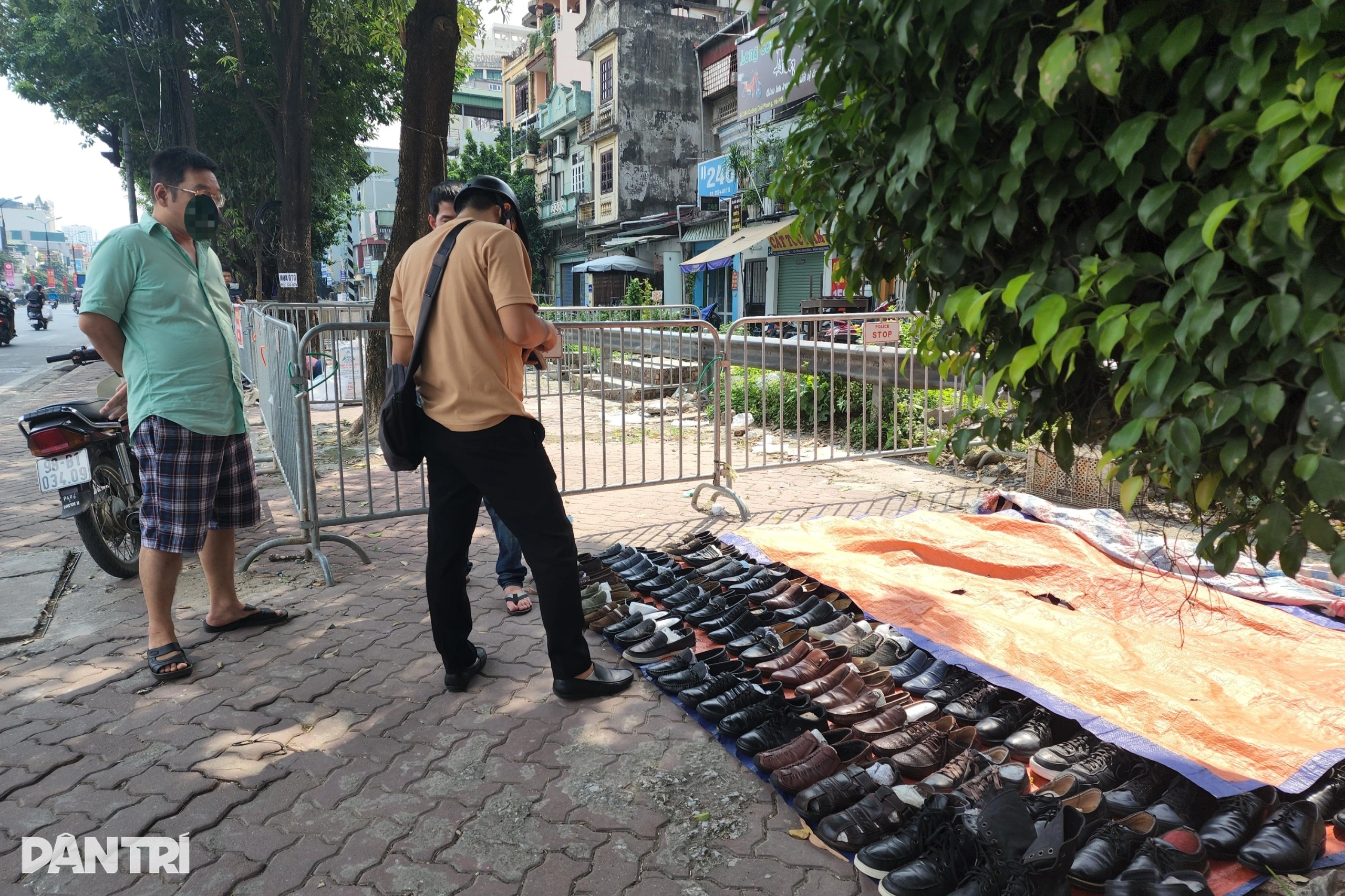 Hà Nội dựng hàng loạt rào chắn để giữ vỉa hè - 2 Hà Nội dựng hàng loạt rào chắn để giữ vỉa hè - 2