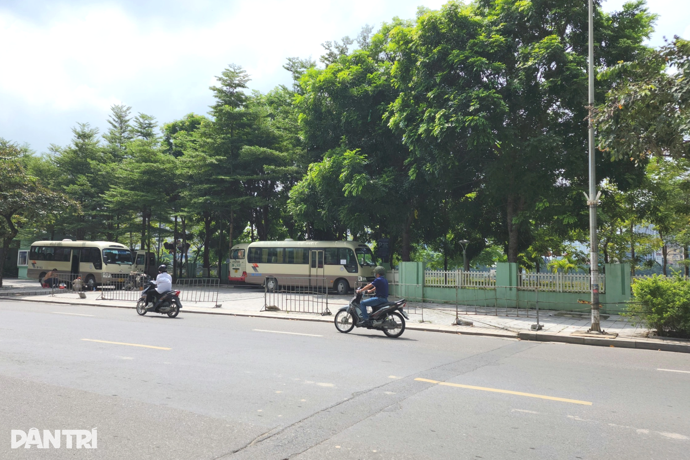 Hà Nội dựng hàng loạt rào chắn để giữ vỉa hè - 6 Hà Nội dựng hàng loạt rào chắn để giữ vỉa hè - 6