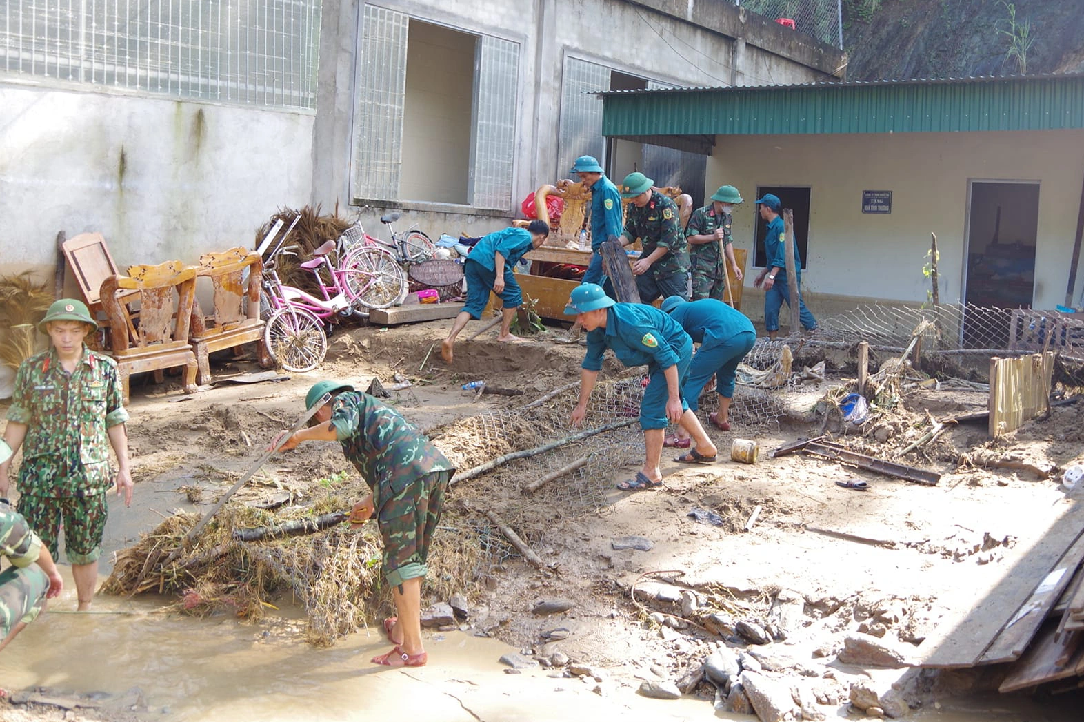 Tìm thấy ô tô bị lũ cuốn trôi sau gần một tuần  - 4