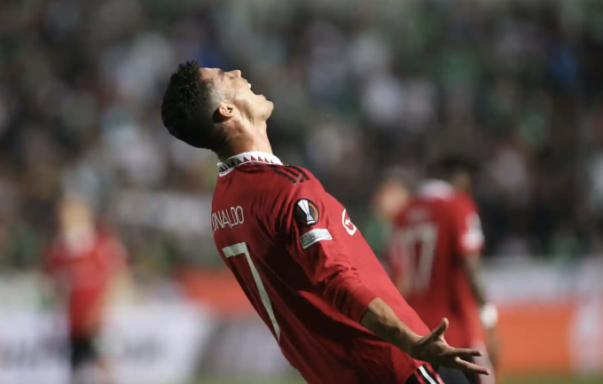 Khó hiểu với tình huống bỏ lỡ cơ hội không tưởng của C.Ronaldo - 2