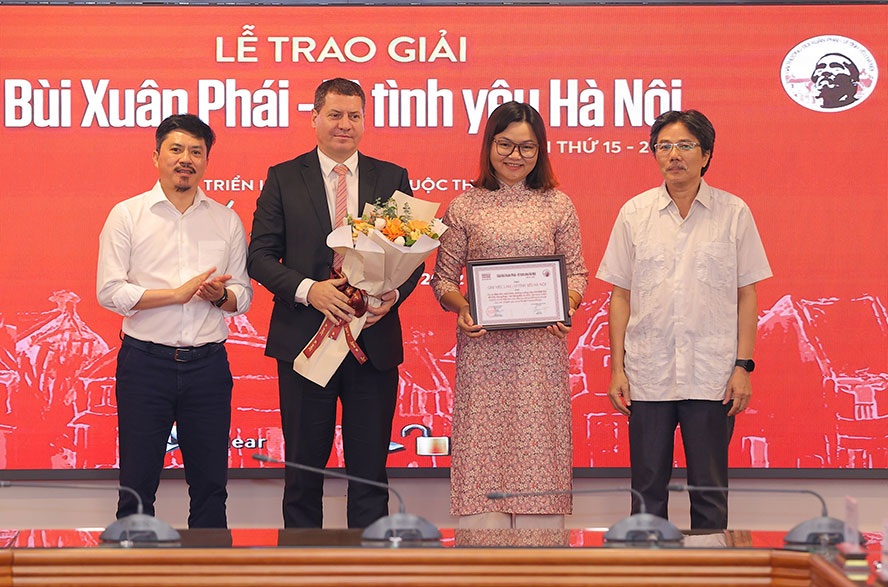 Đạo diễn Hà Nội trong mắt ai Trần Văn Thủy nhận Giải thưởng Lớn - 4