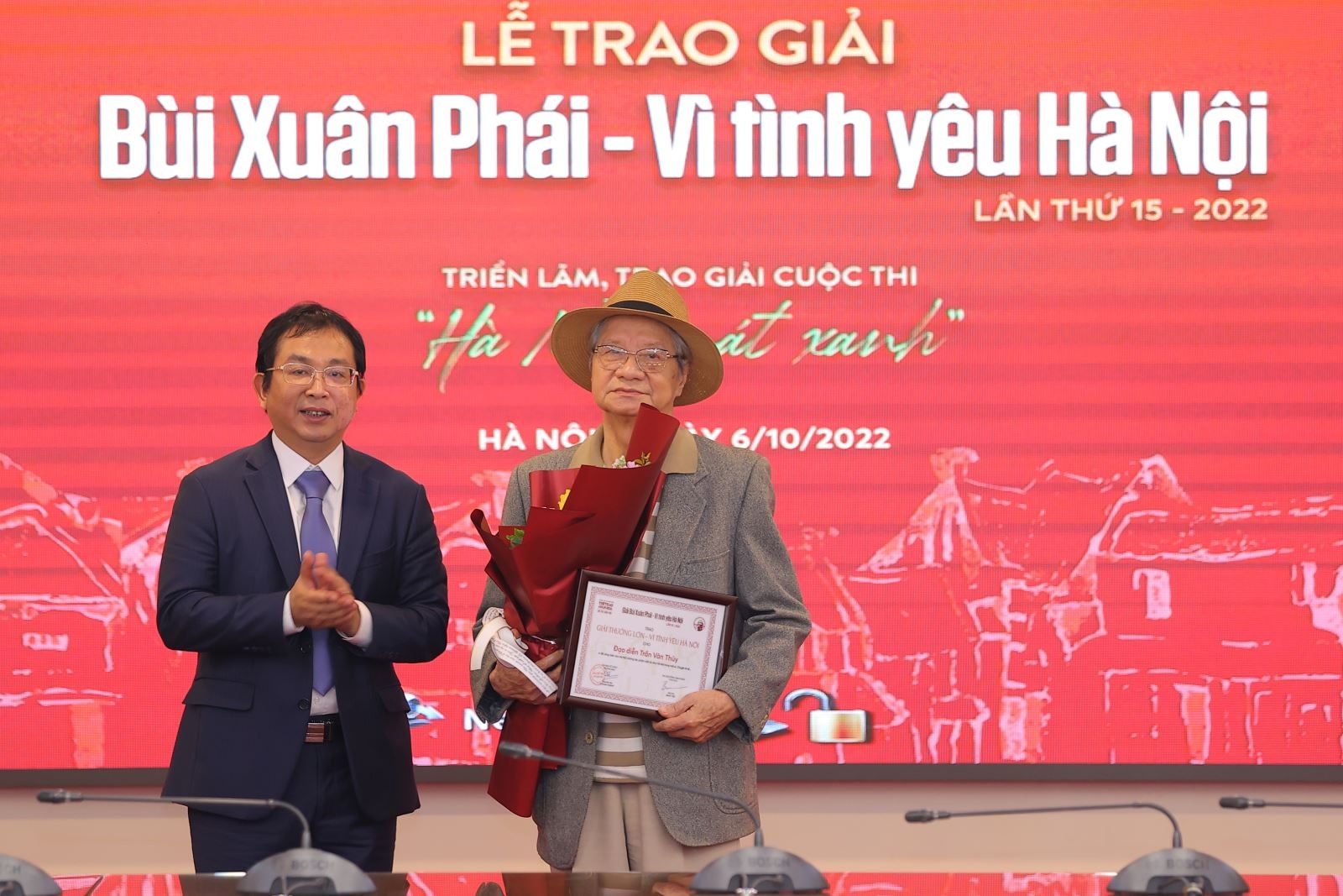 Đạo diễn Hà Nội trong mắt ai Trần Văn Thủy nhận Giải thưởng Lớn - 1