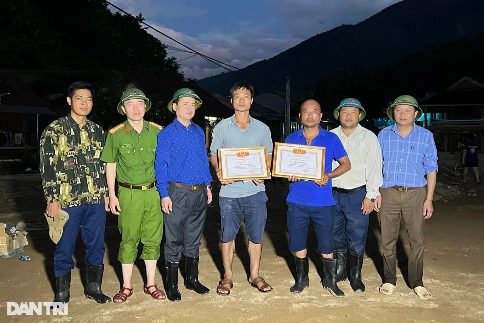 tặng giấy khen-crop.jpeg Tặng_giấy_khen.jpeg