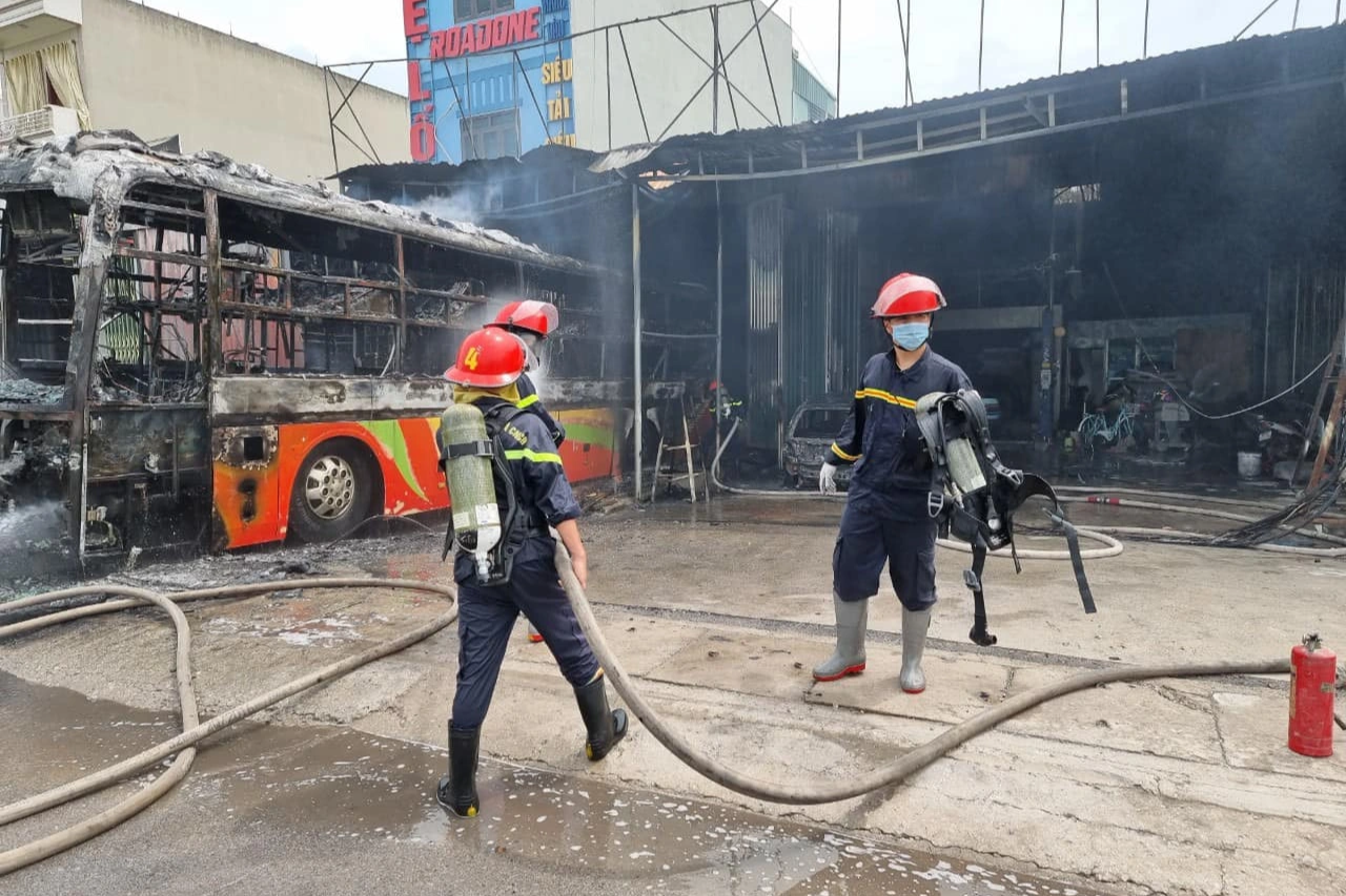 Cháy lớn tại gara, 2 ô tô bị thiêu rụi - 2