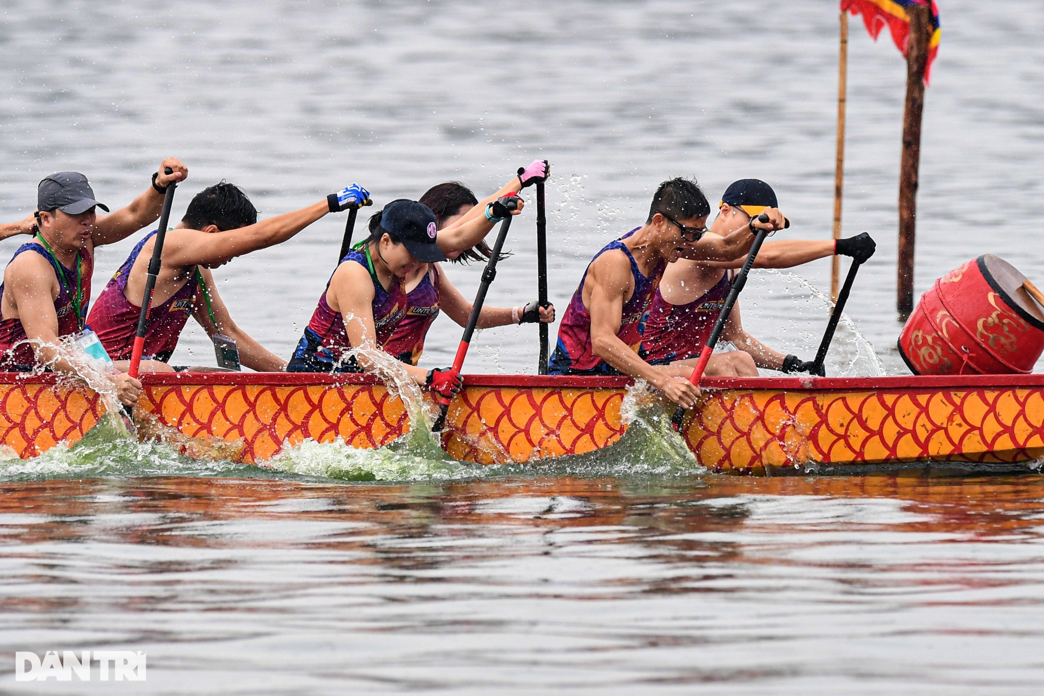 Các Đại sứ quán thi đấu sôi nổi ở giải Bơi chải thuyền rồng Hà Nội - 10