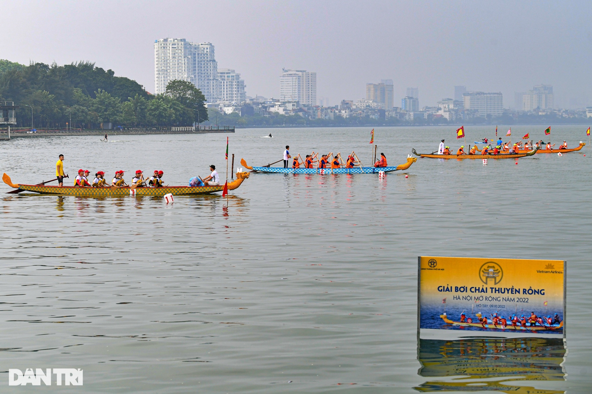 Các Đại sứ quán thi đấu sôi nổi ở giải Bơi chải thuyền rồng Hà Nội - 2