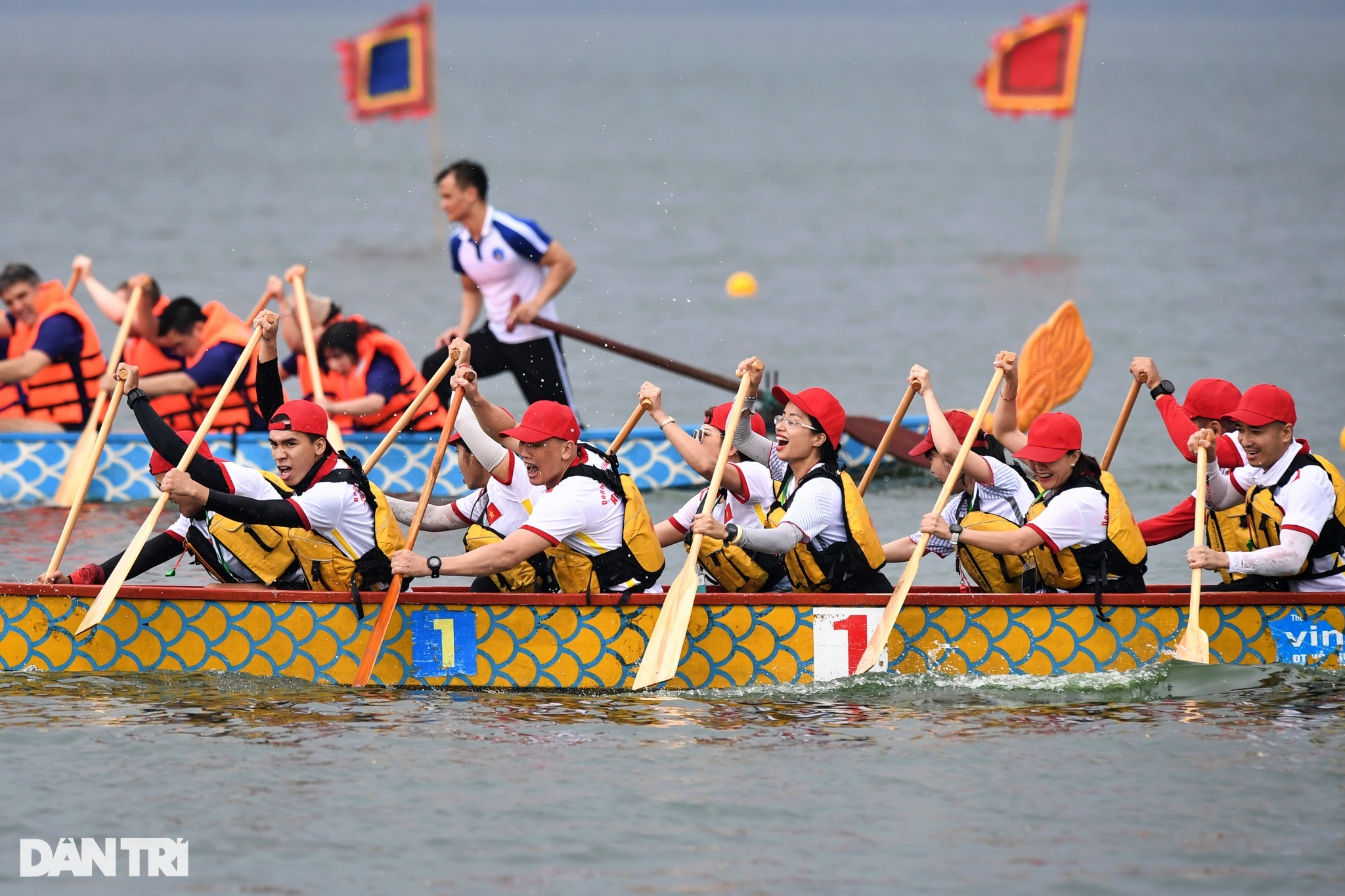 Các Đại sứ quán thi đấu sôi nổi ở giải Bơi chải thuyền rồng Hà Nội - 11