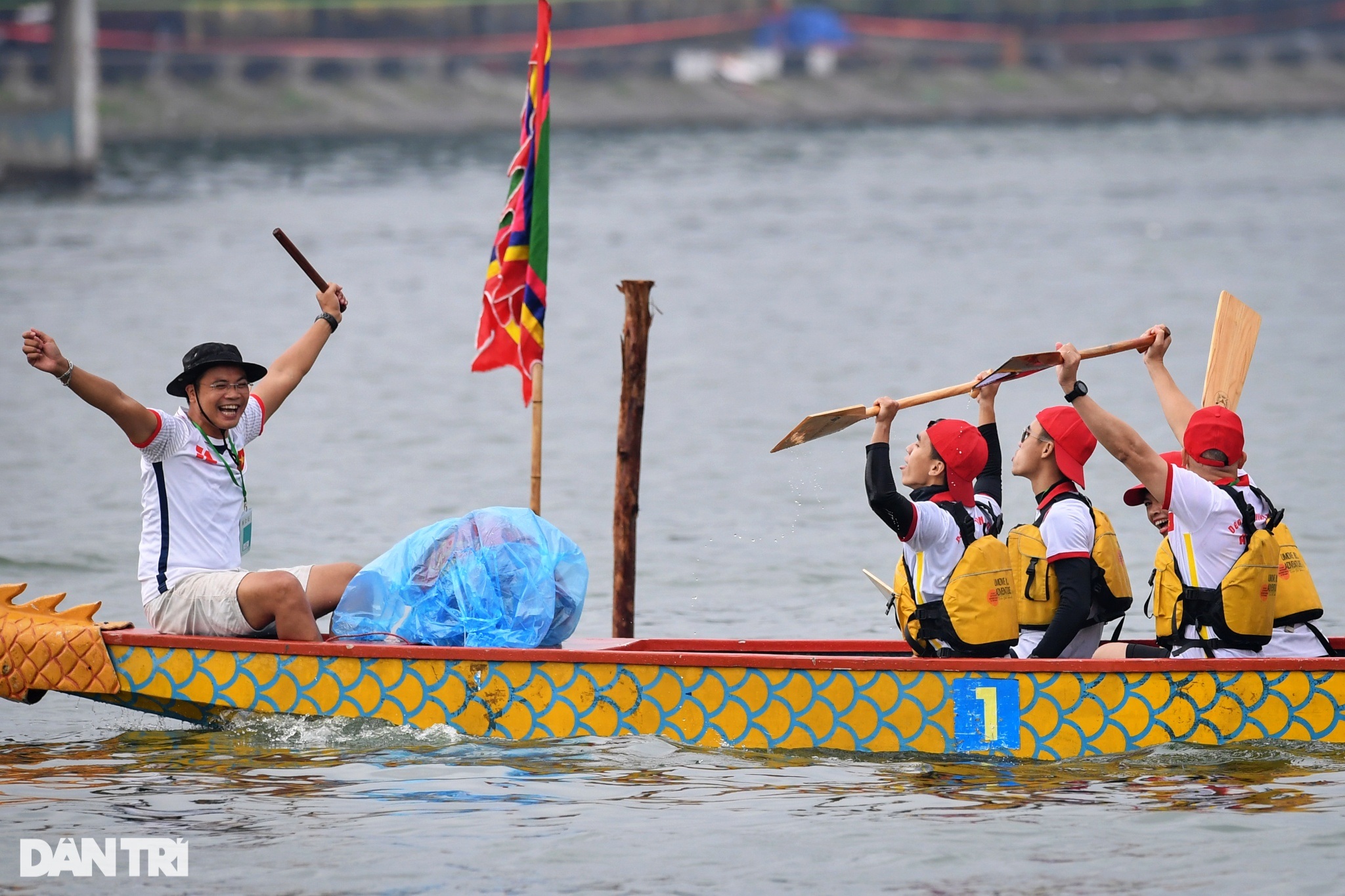 Các Đại sứ quán thi đấu sôi nổi ở giải Bơi chải thuyền rồng Hà Nội - 12