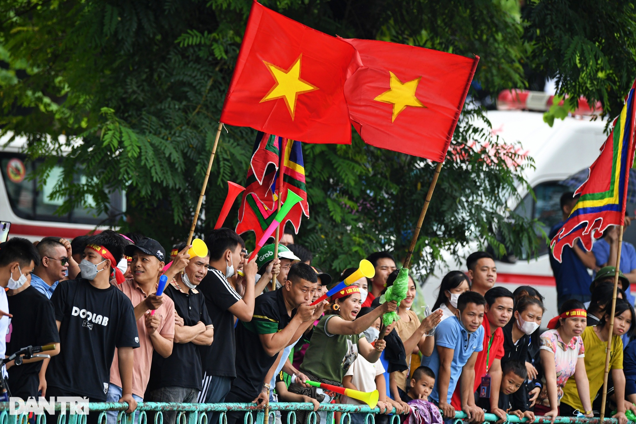 Các Đại sứ quán thi đấu sôi nổi ở giải Bơi chải thuyền rồng Hà Nội - 15