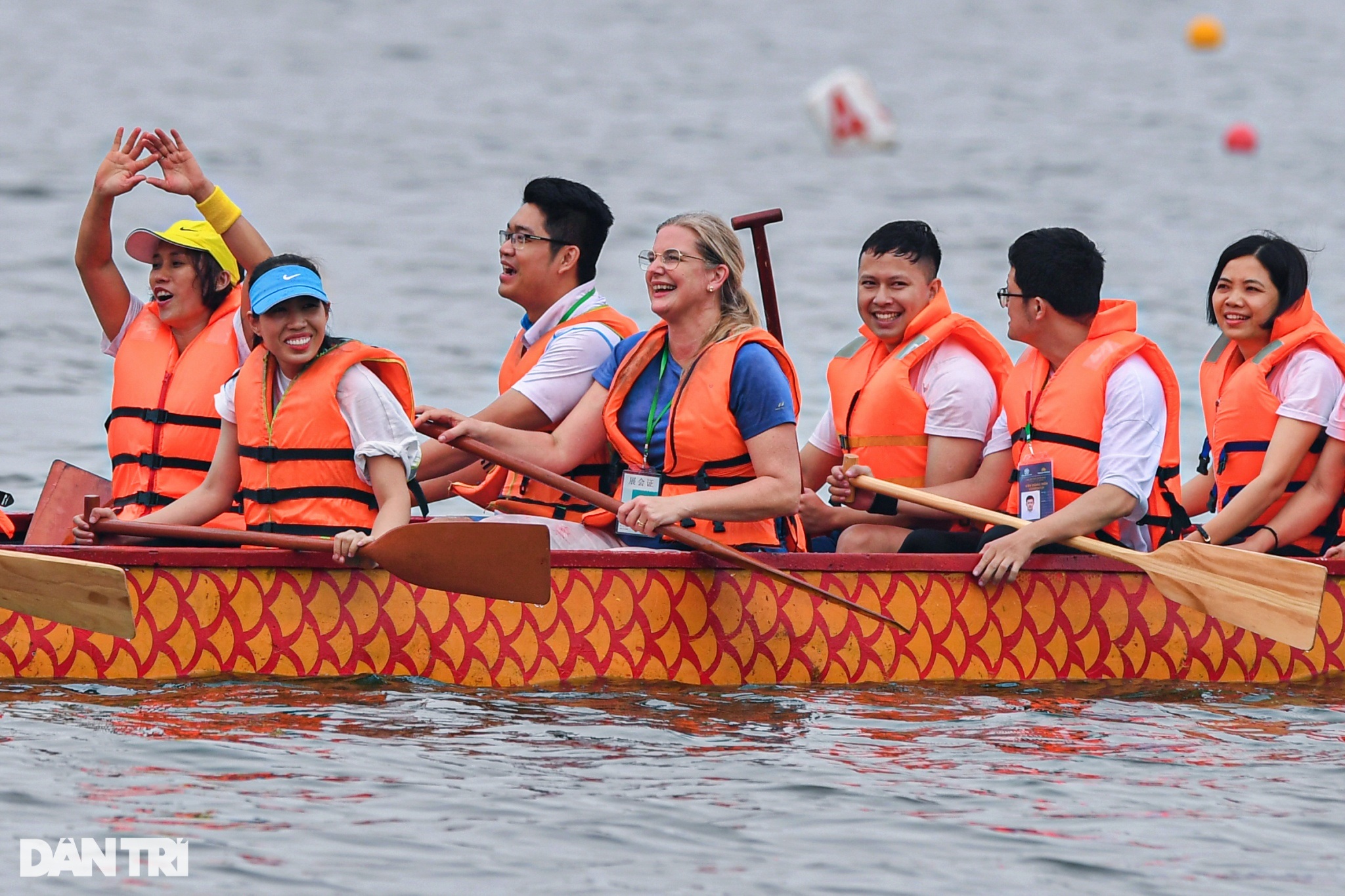 Các Đại sứ quán thi đấu sôi nổi ở giải Bơi chải thuyền rồng Hà Nội - 14