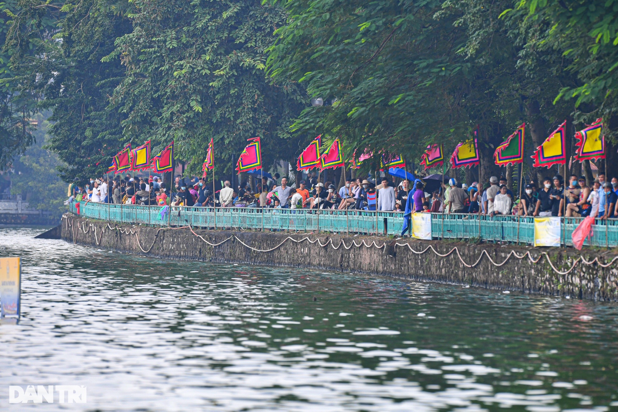 Các Đại sứ quán thi đấu sôi nổi ở giải Bơi chải thuyền rồng Hà Nội - 5