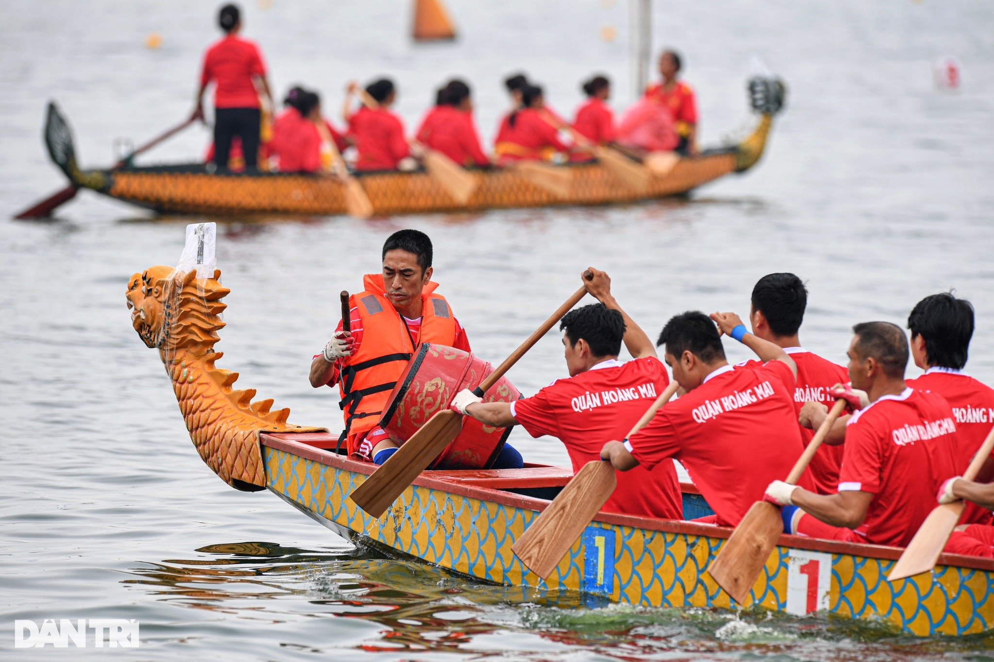 Các Đại sứ quán thi đấu sôi nổi ở giải Bơi chải thuyền rồng Hà Nội - 9