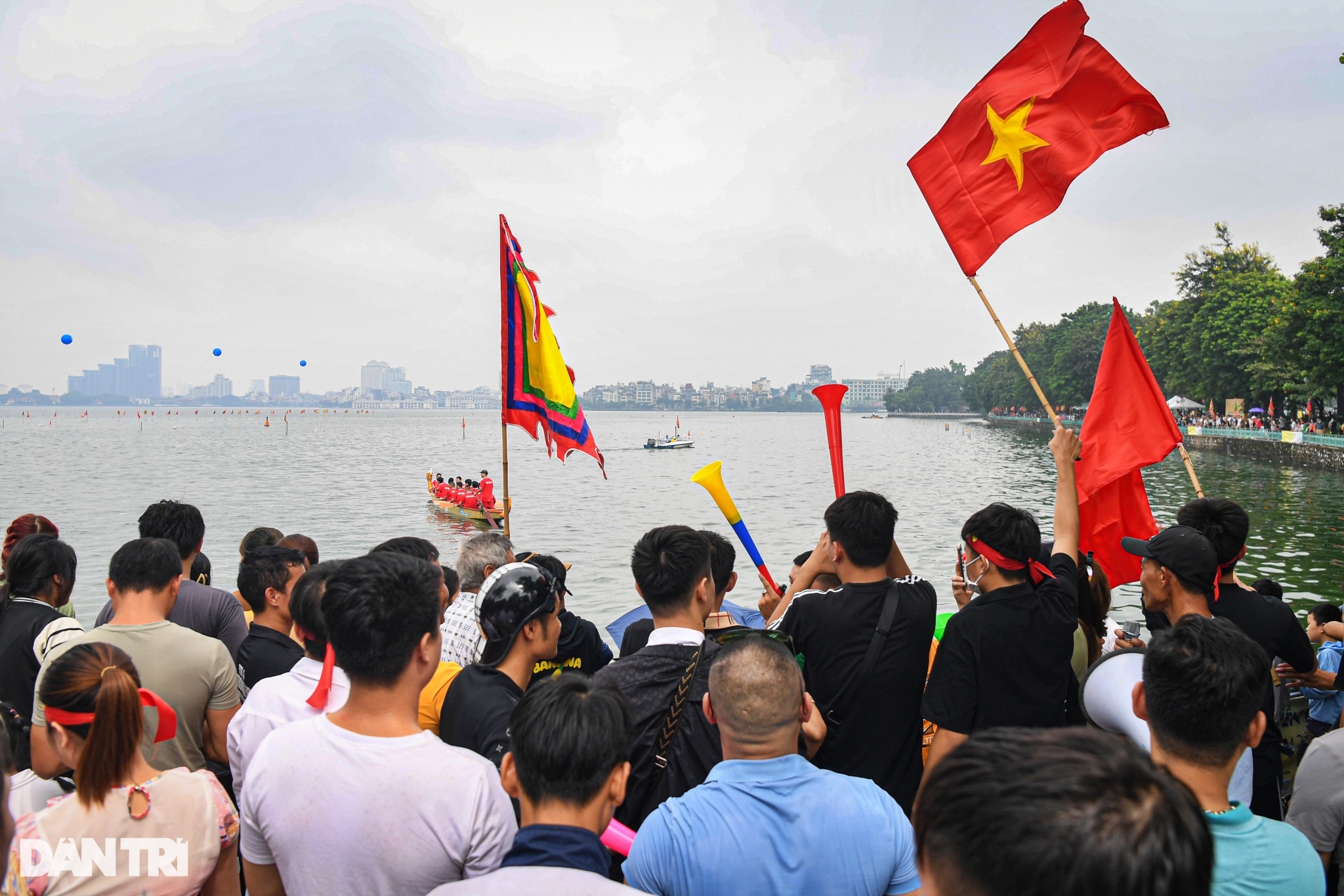 Các Đại sứ quán thi đấu sôi nổi ở giải Bơi chải thuyền rồng Hà Nội - 16