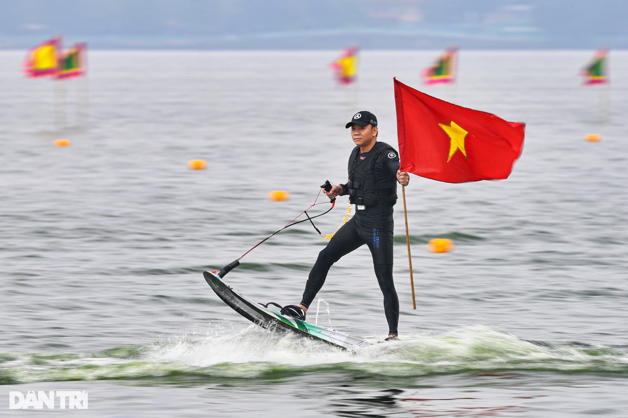Các Đại sứ quán thi đấu sôi nổi ở giải Bơi chải thuyền rồng Hà Nội - 3
