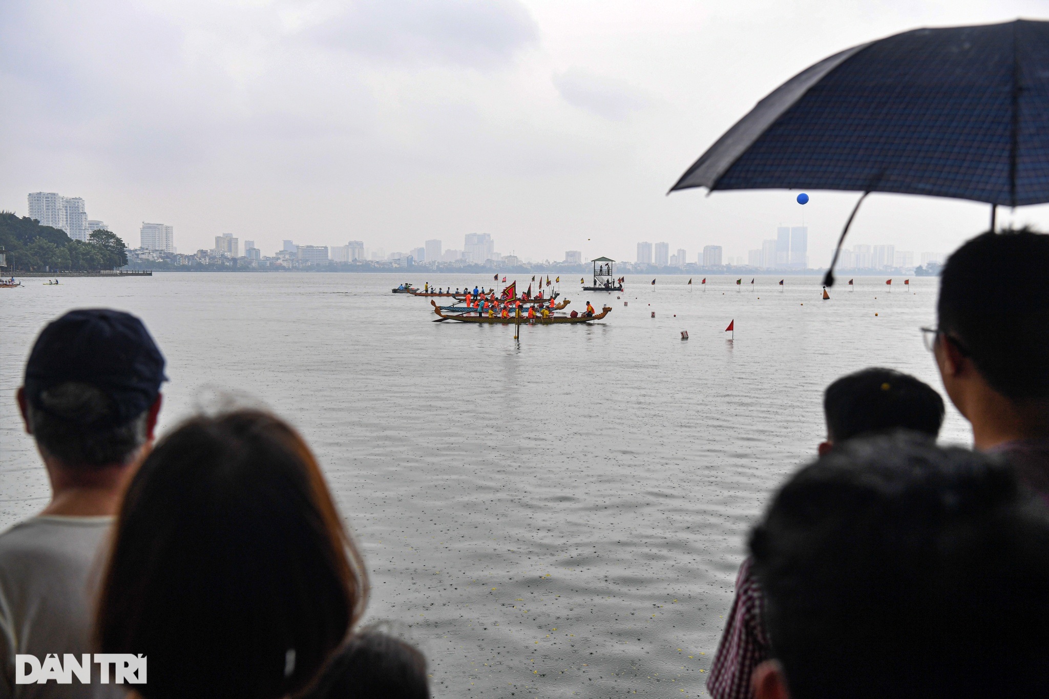 Các Đại sứ quán thi đấu sôi nổi ở giải Bơi chải thuyền rồng Hà Nội - 8