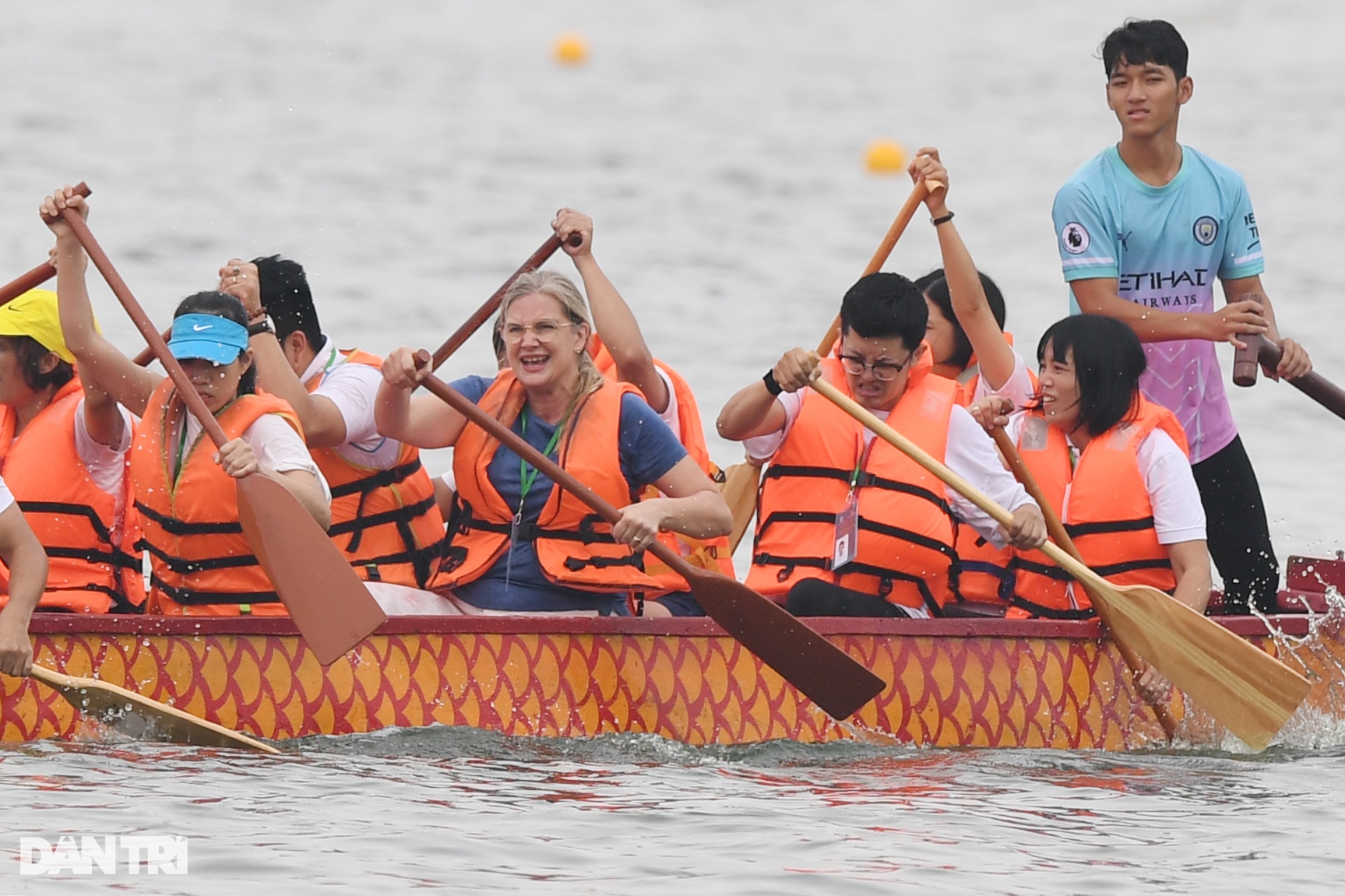 Các Đại sứ quán thi đấu sôi nổi ở giải Bơi chải thuyền rồng Hà Nội - 13