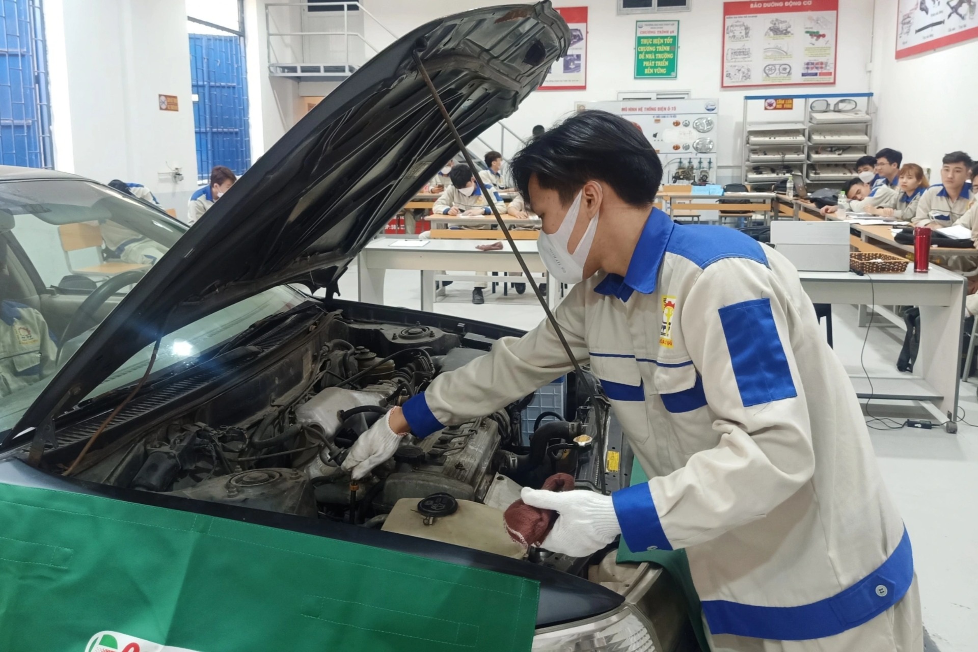 Nhiều trường đại học sống chủ yếu bằng nguồn thu từ học phí - 1 Nhiều trường đại học sống chủ yếu bằng nguồn thu từ học phí - 1