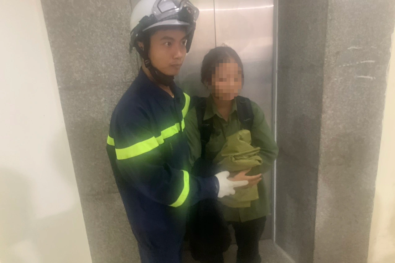 14 chiến sĩ giải cứu bé gái mắc kẹt trong thang máy - 2