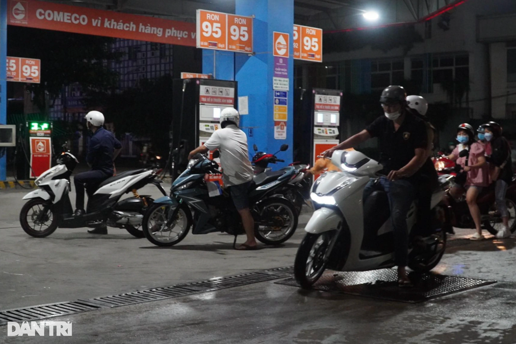Bi hài chuyện đổ xăng trong đêm ở TPHCM - 3 Bi hài chuyện đổ xăng trong đêm ở TPHCM - 3