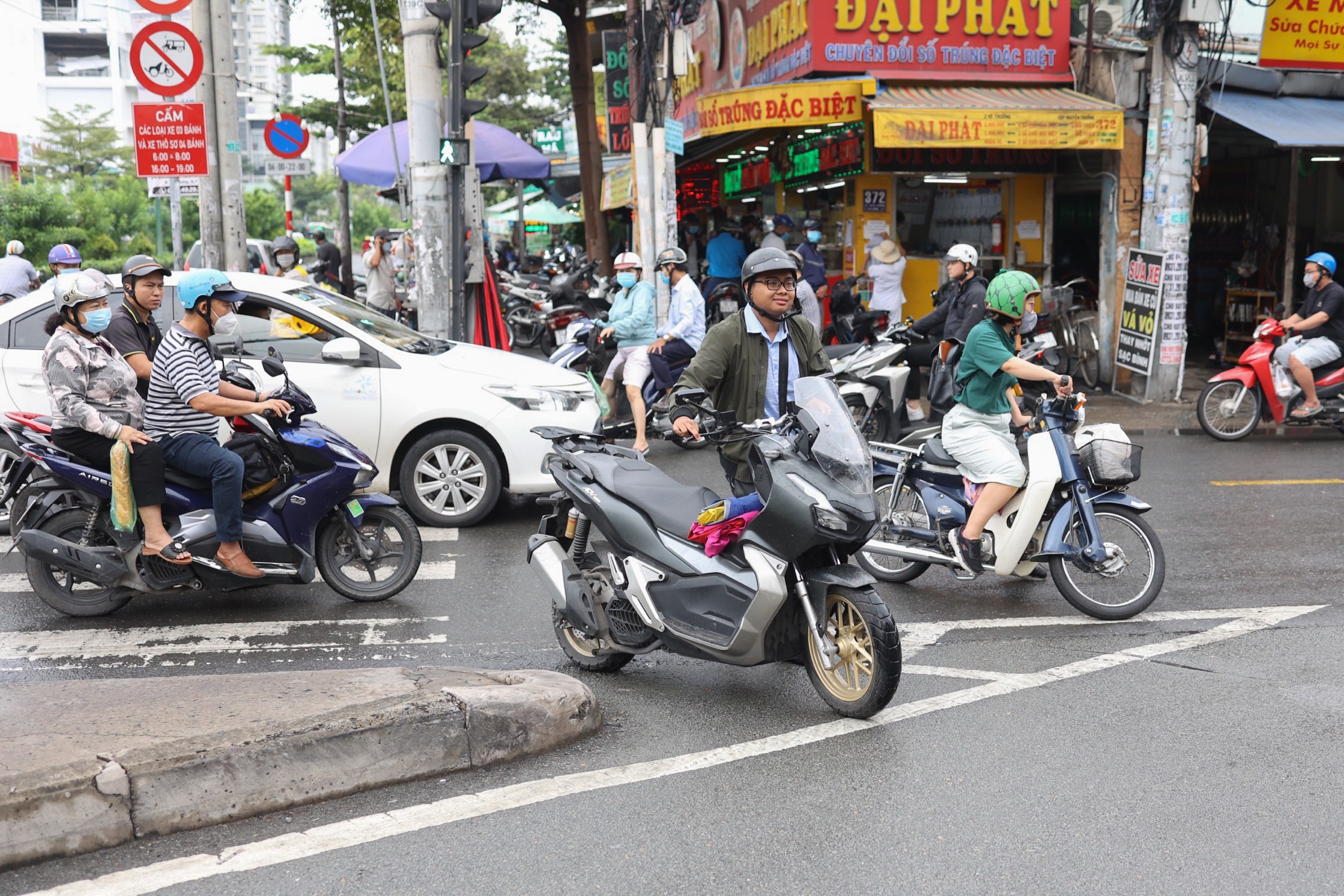 Người dân TPHCM chật vật đổ xăng trong sáng đầu tuần - 10