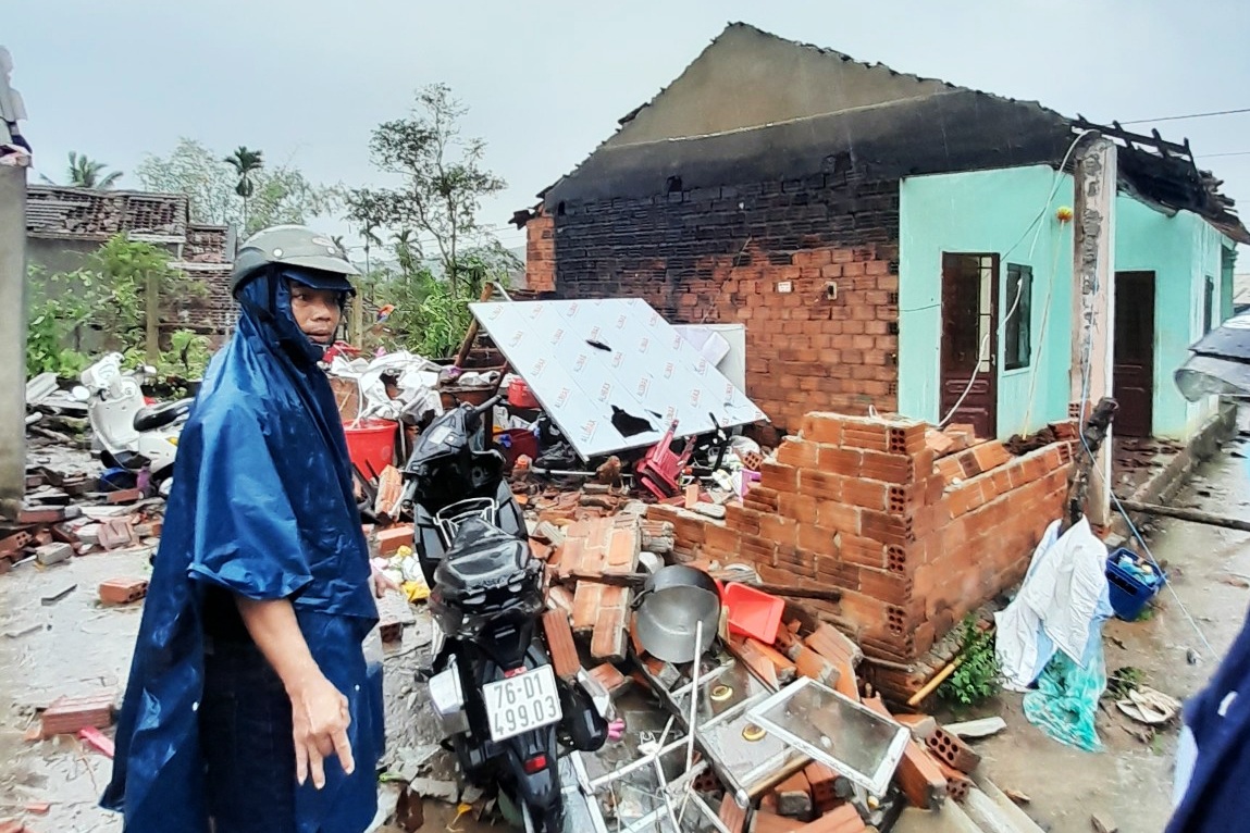 Lốc xoáy cuốn bay mái, giật sập tường 17 ngôi nhà ở Quảng Ngãi - 1