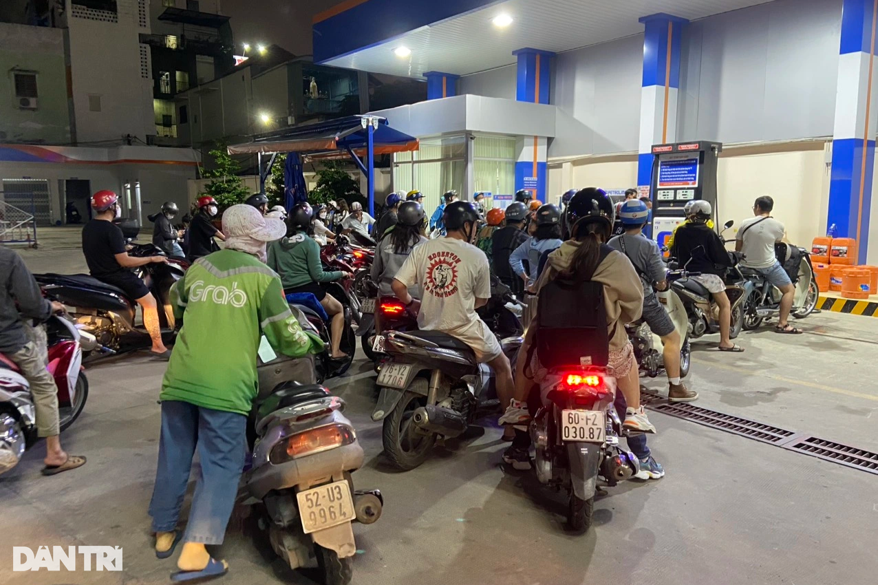 Bi hài chuyện đổ xăng trong đêm ở TPHCM - 1 Bi hài chuyện đổ xăng trong đêm ở TPHCM - 1