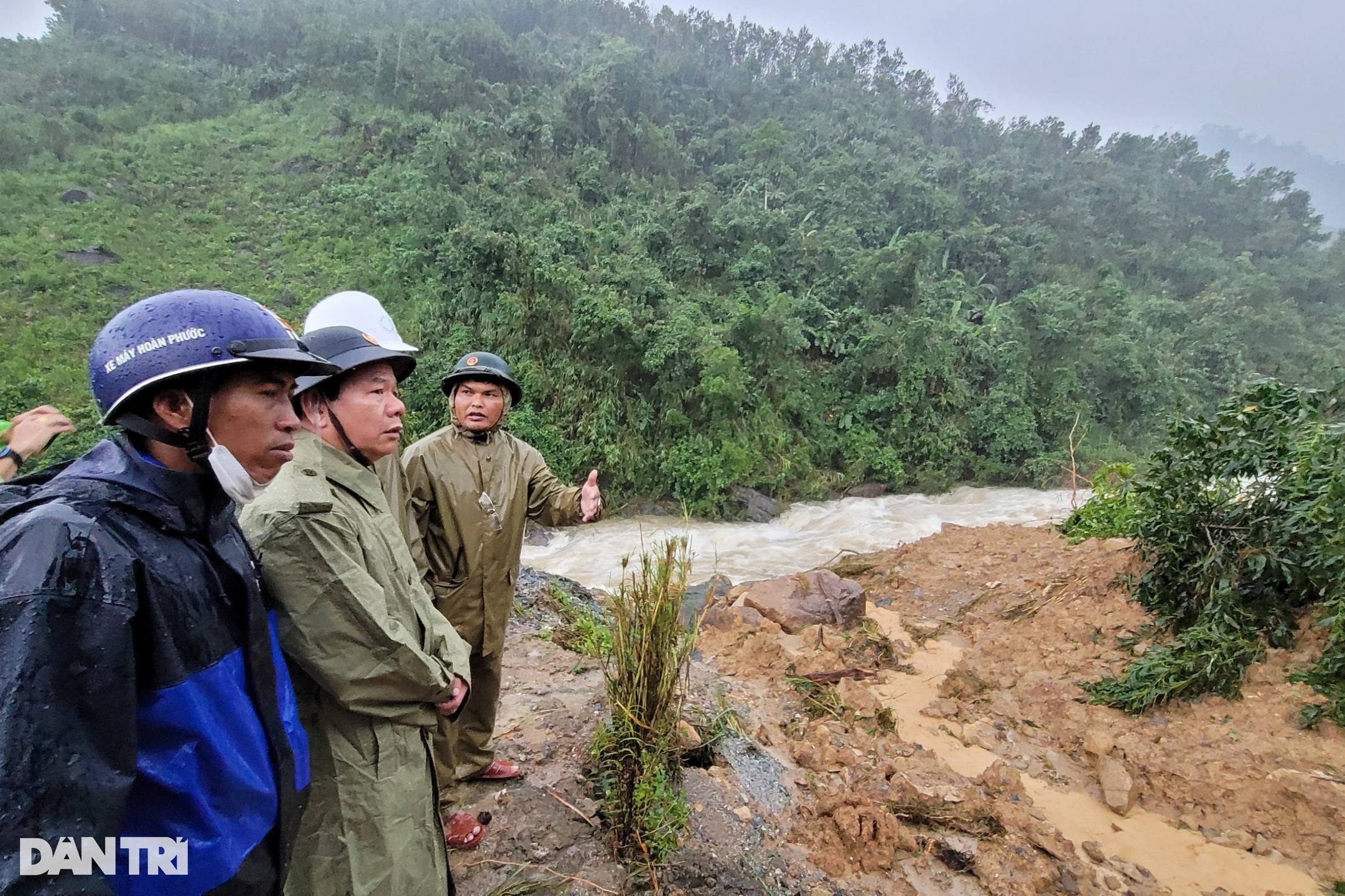 Vụ sạt lở núi: Đoàn xe cơ giới tiến sát khu vực nhà máy bị vùi lấp - 4