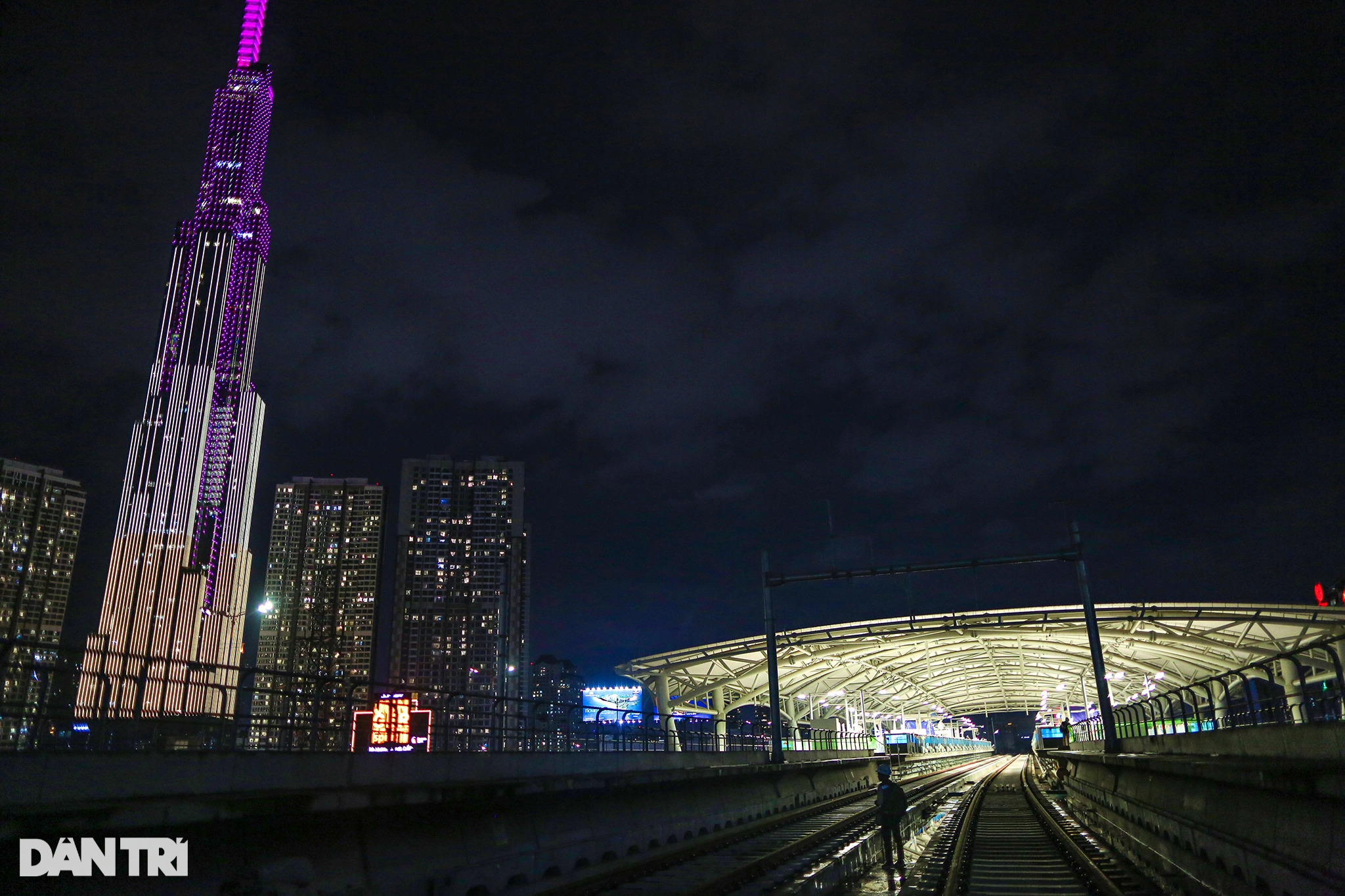 Cận cảnh nhà ga metro có mái che lớn nhất Việt Nam sắp về đích - 2
