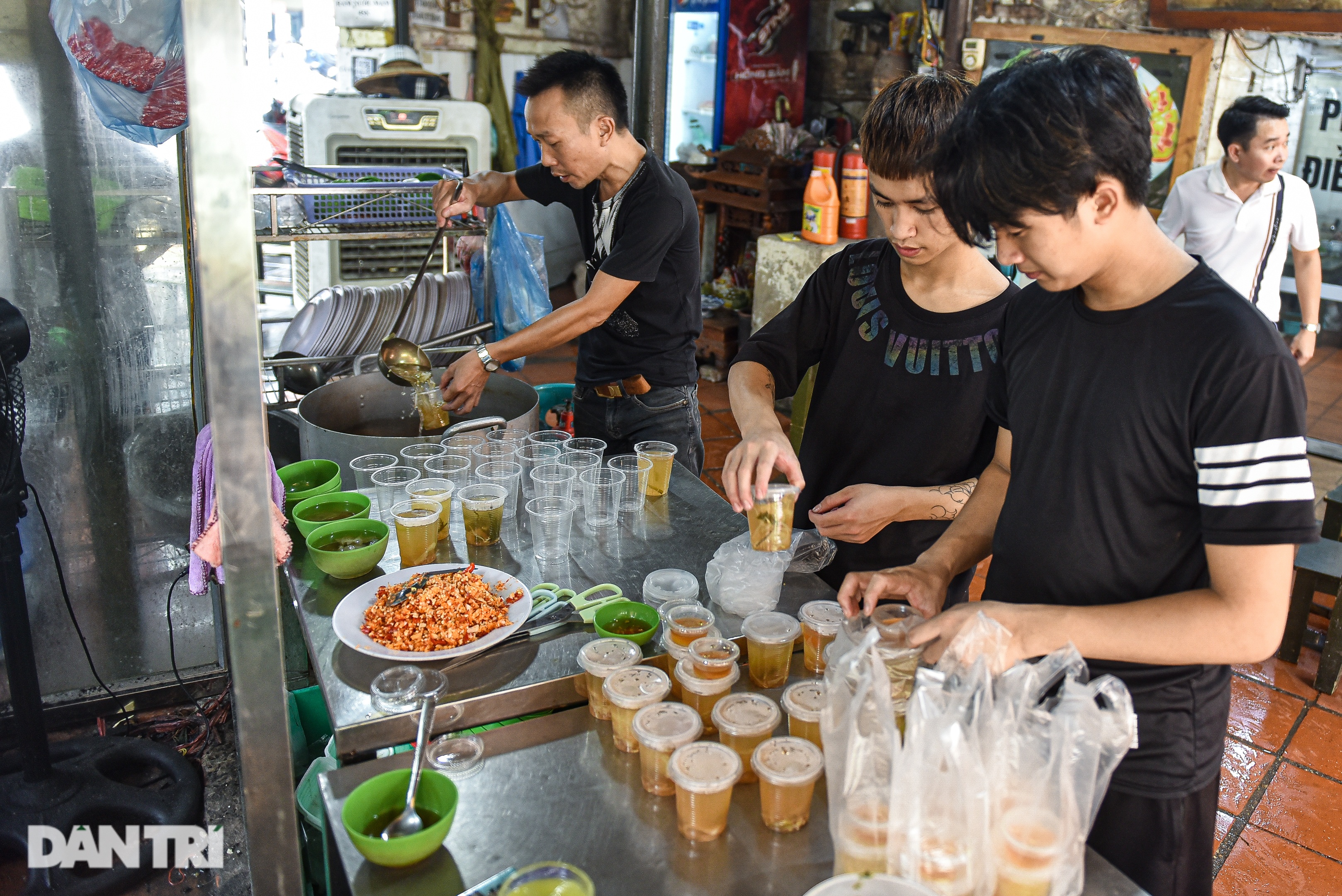 Hà Nội: Cơm tấm miền Tây hút khách, chưa hết ngày đã hết hơn 700 suất - Ảnh 10.