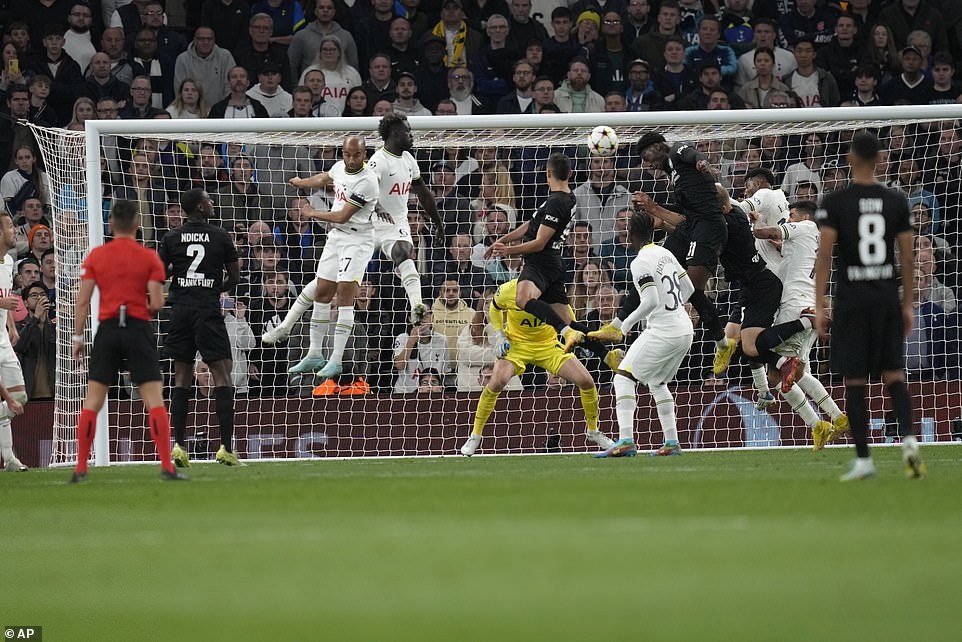 Son Heung Min tỏa sáng, Tottenham nở nụ cười trong cơn mưa bàn thắng - 12