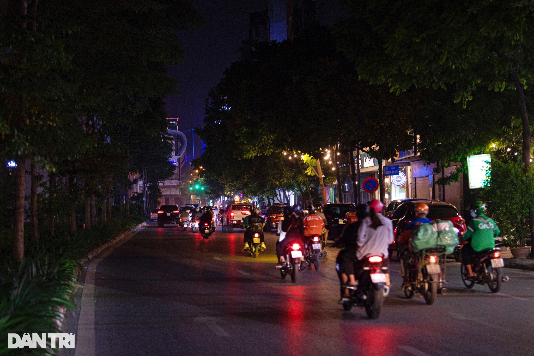 Con phố trung tâm Hà Nội gần 10 năm không có đèn đường - 3