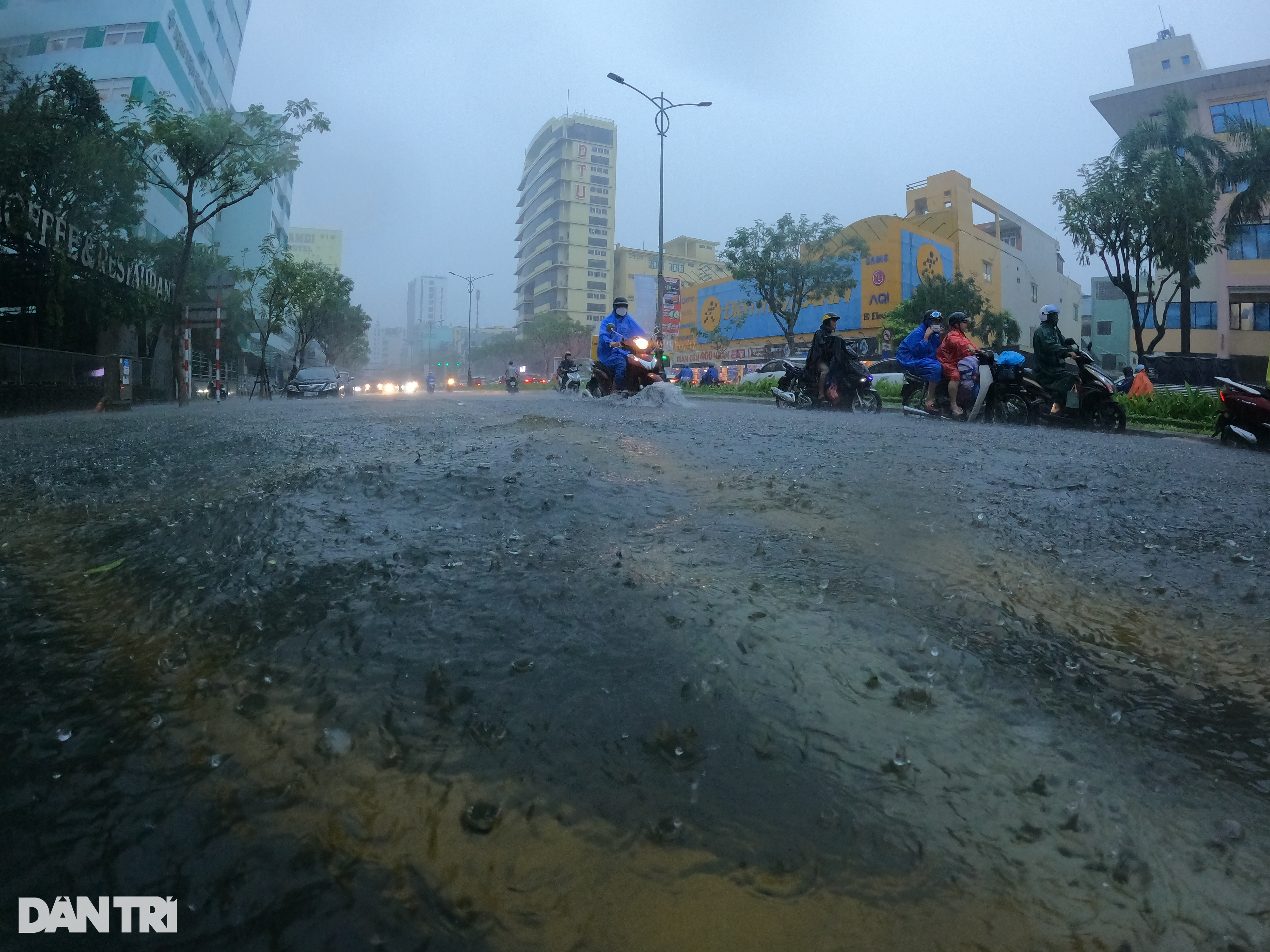 Mưa trắng trời, người dân Đà Nẵng chật vật lội nước về nhà - 1