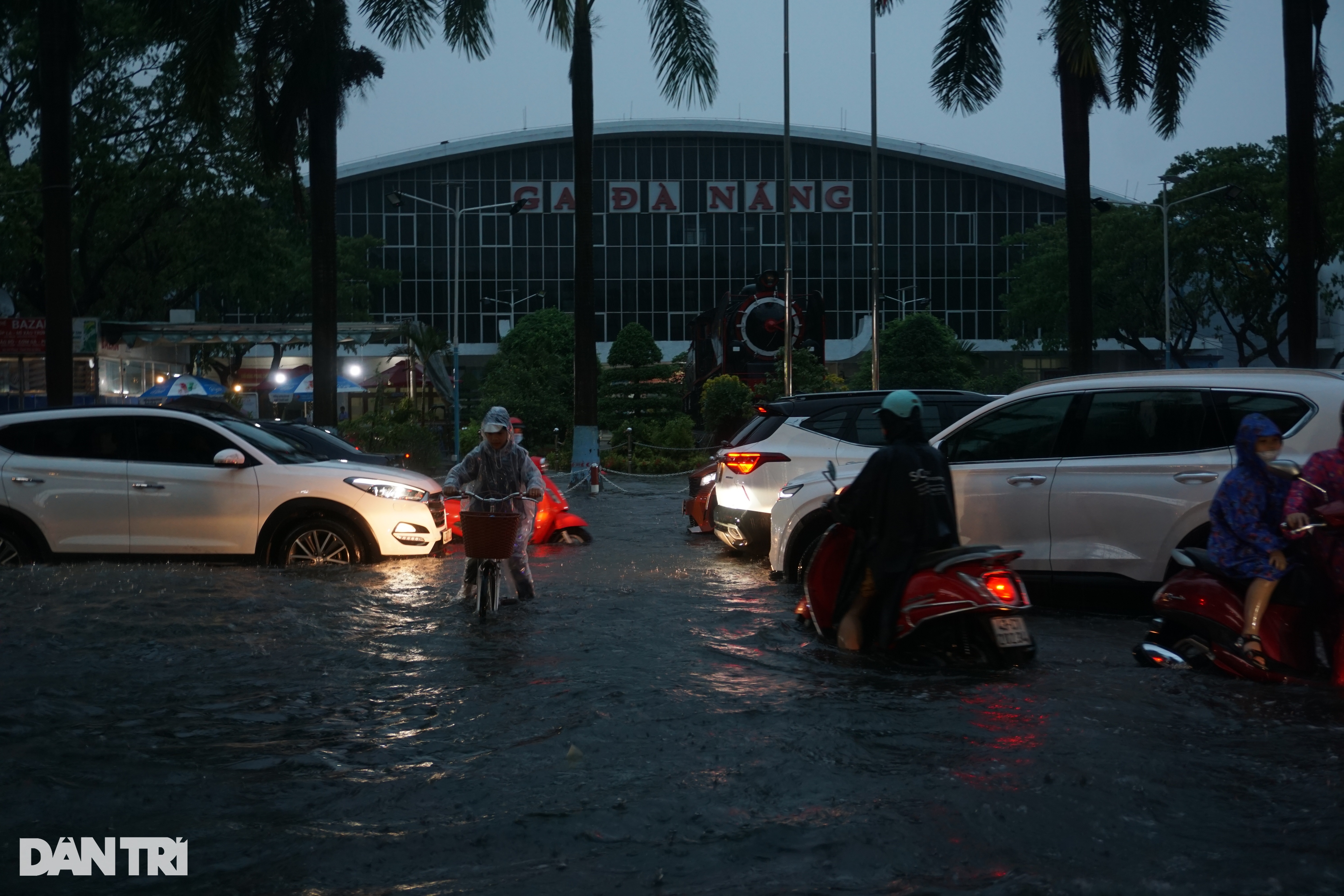 Mưa trắng trời, người dân Đà Nẵng chật vật lội nước về nhà - 10 Mưa trắng trời, người dân Đà Nẵng chật vật lội nước về nhà - 10
