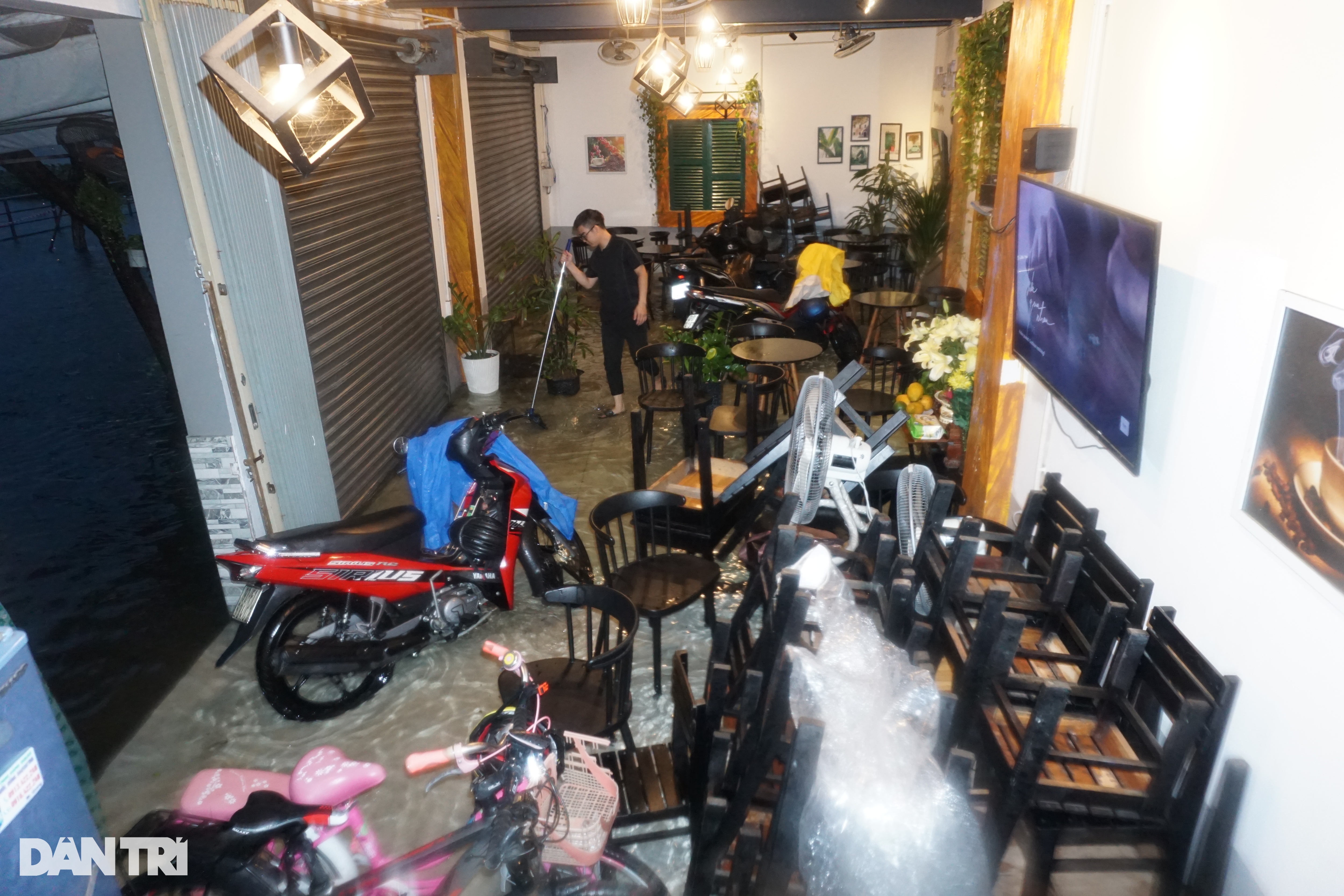 Mưa trắng trời, người dân Đà Nẵng chật vật lội nước về nhà - 7 Mưa trắng trời, người dân Đà Nẵng chật vật lội nước về nhà - 7