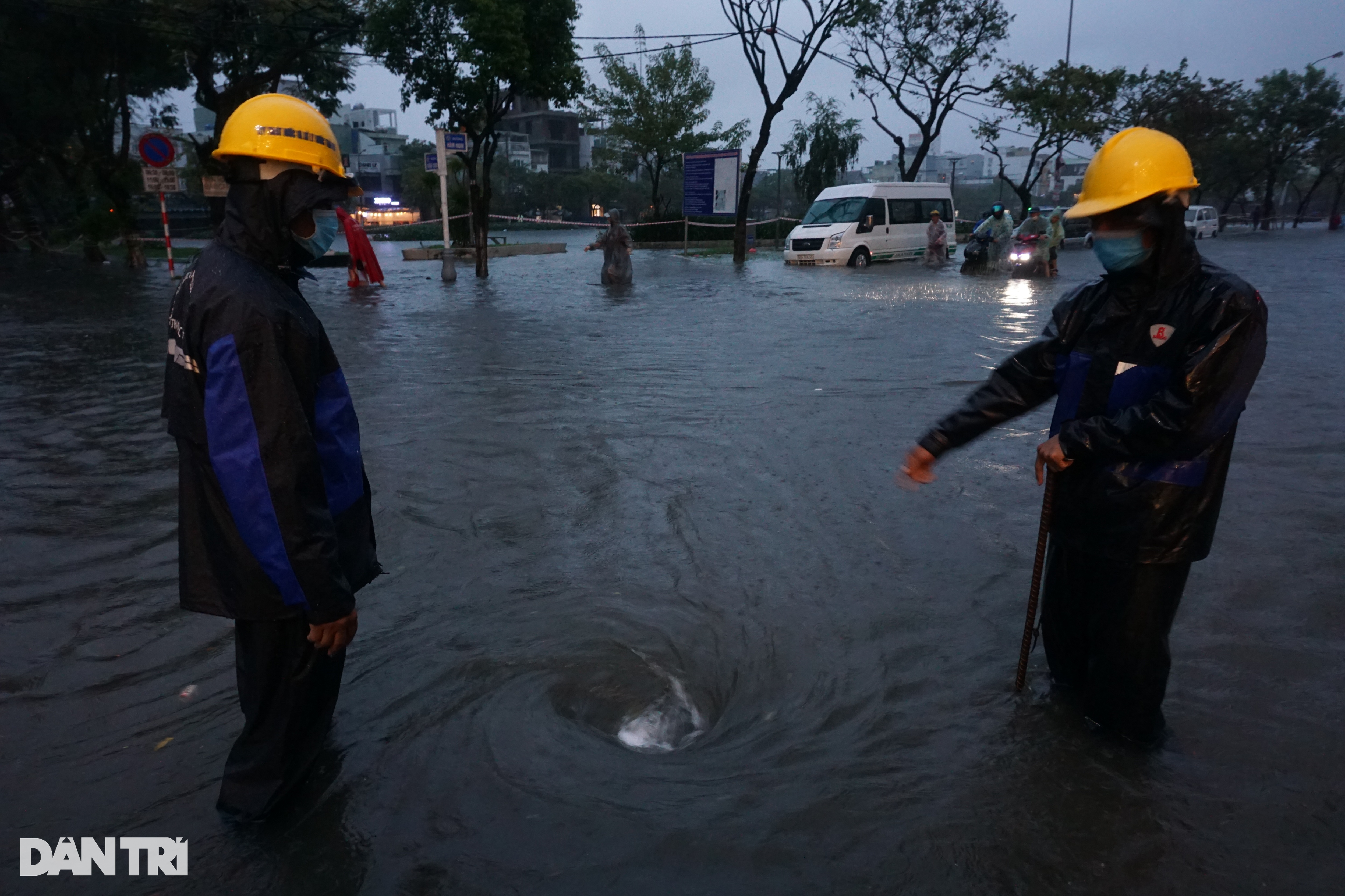 Mưa trắng trời, người dân Đà Nẵng chật vật lội nước về nhà - 8