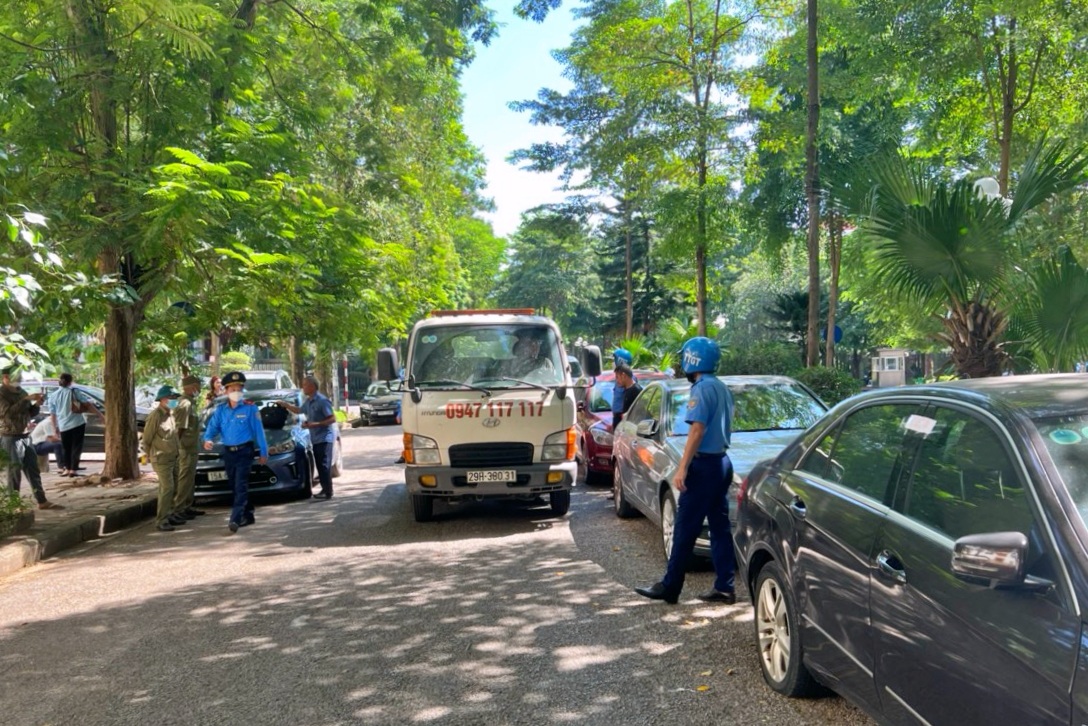 Bí thư Hà Nội nói ô tô đỗ kín lối, địa phương ra quân lấy lại lòng đường - 2