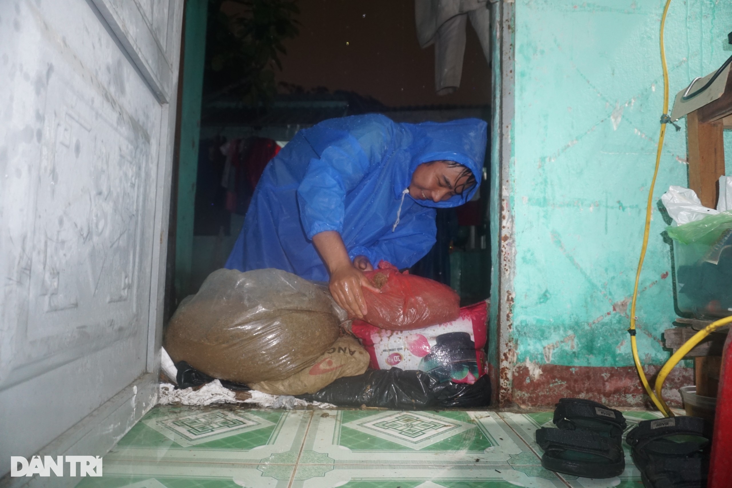 Chăng dây thừng cứu người trong dòng lũ cuốn giữa đêm ở Đà Nẵng - 3 Chăng dây thừng cứu người trong dòng lũ cuốn giữa đêm ở Đà Nẵng - 3