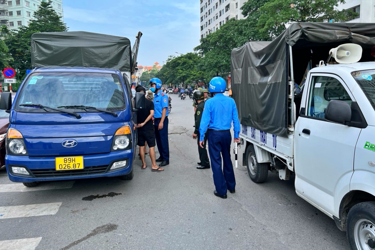 Bí thư Hà Nội nói ô tô đỗ kín lối, địa phương ra quân lấy lại lòng đường - 1