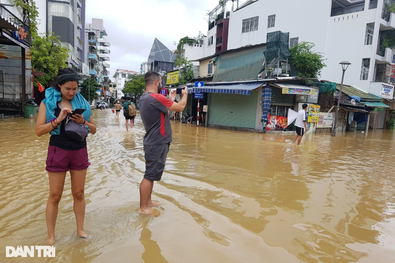 Cố đô Huế mênh mông nước lũ - 1