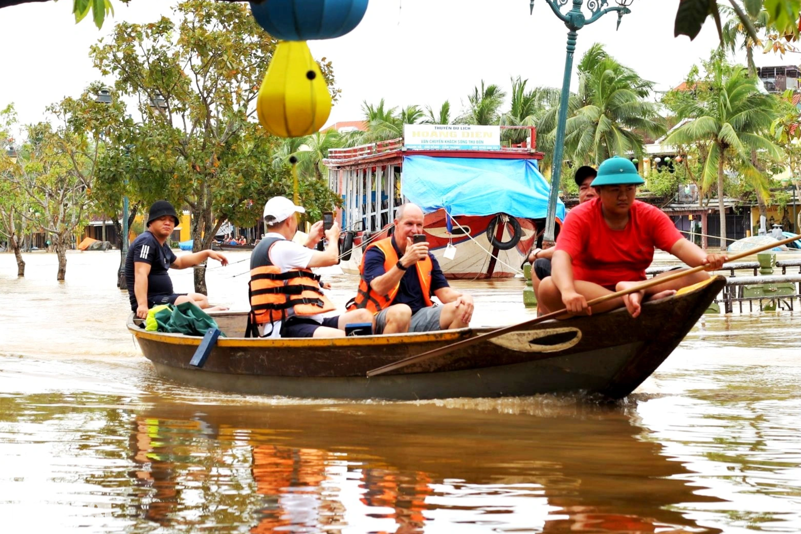 3 ngày lũ liên tiếp, du khách thích thú, người dân Hội An kiệt sức  - 1