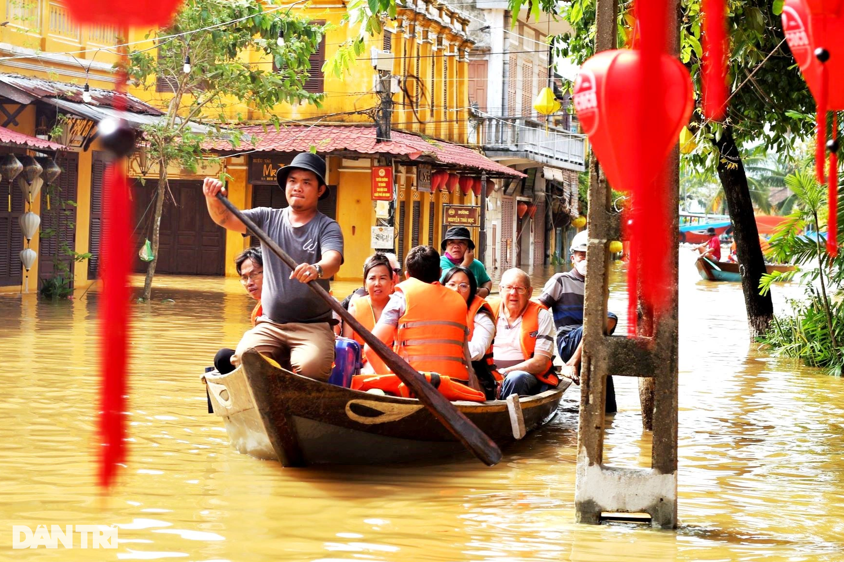 Kiếm tiền triệu mỗi ngày nhờ chở khách tham quan phố cổ mùa ngập lụt - Ảnh 1.