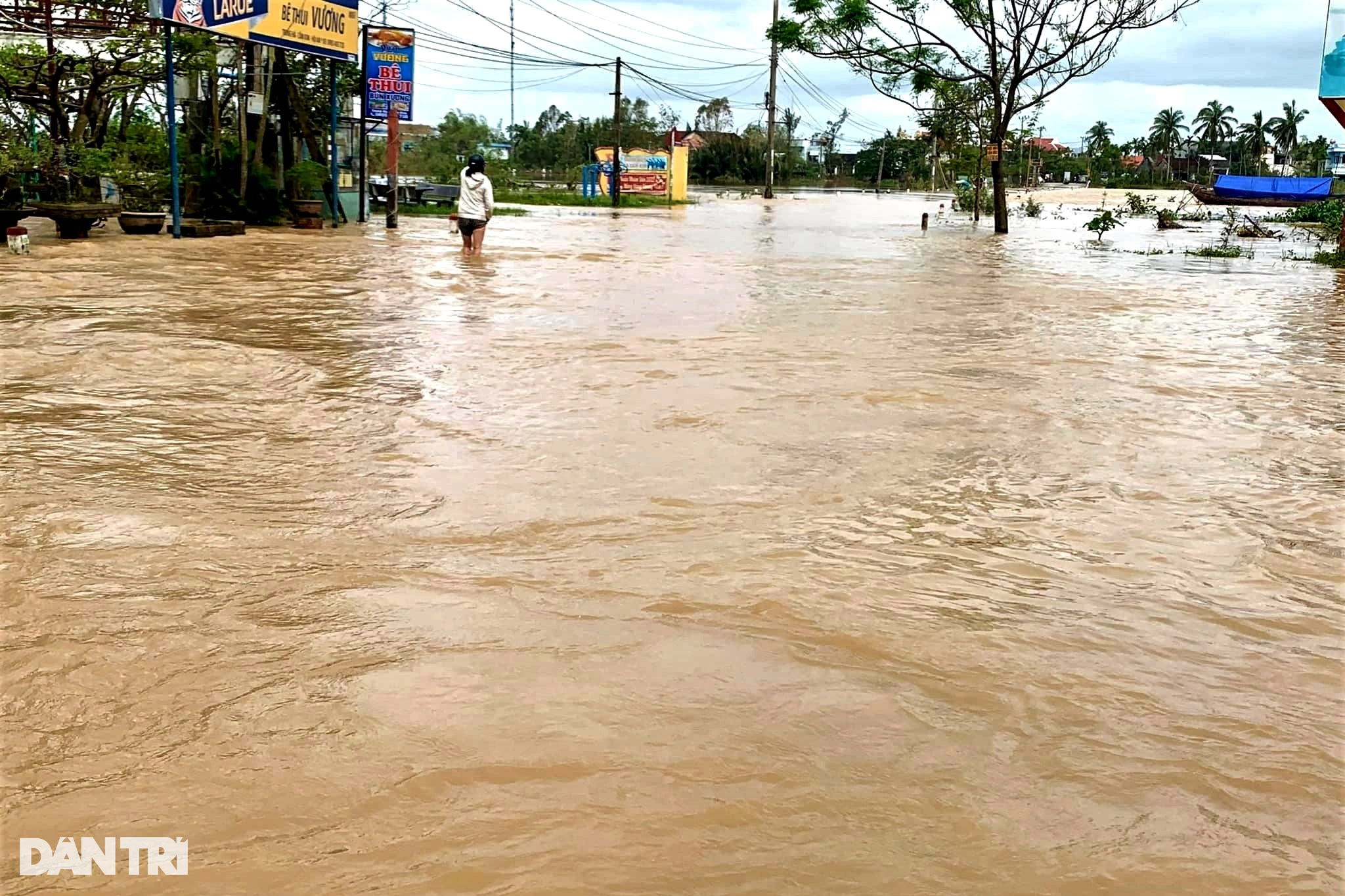 3 ngày lũ liên tiếp, du khách thích thú, người dân Hội An kiệt sức  - 10