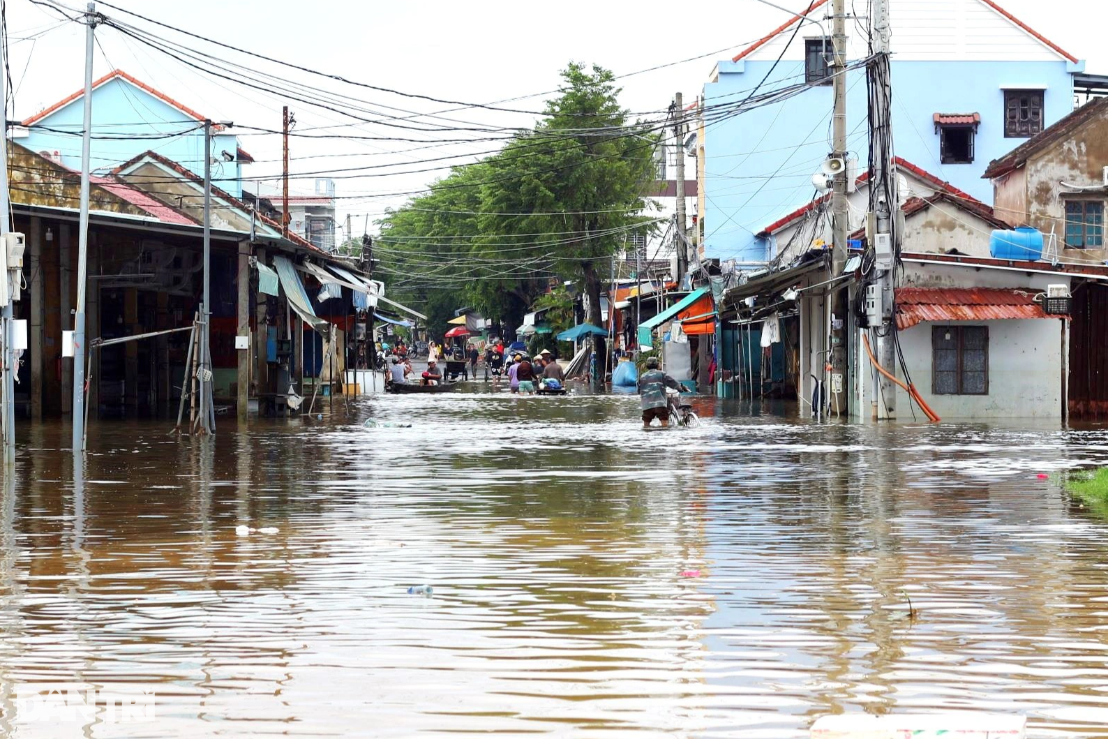 3 ngày lũ liên tiếp, du khách thích thú, người dân Hội An kiệt sức  - 2