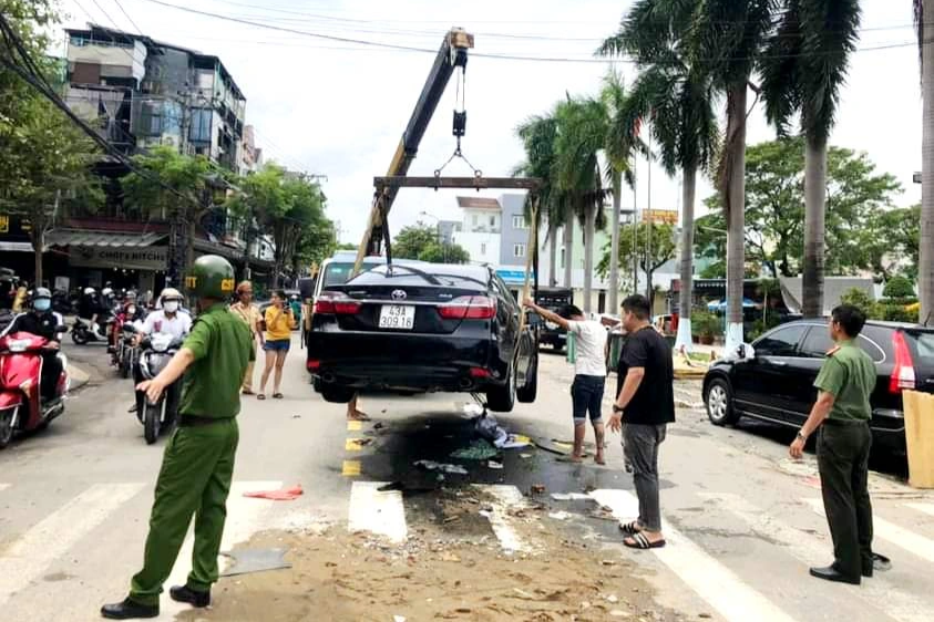 Đà Nẵng sau mưa lũ lịch sử: Xe cứu hộ cũng chết máy nằm chờ... cứu hộ - 3