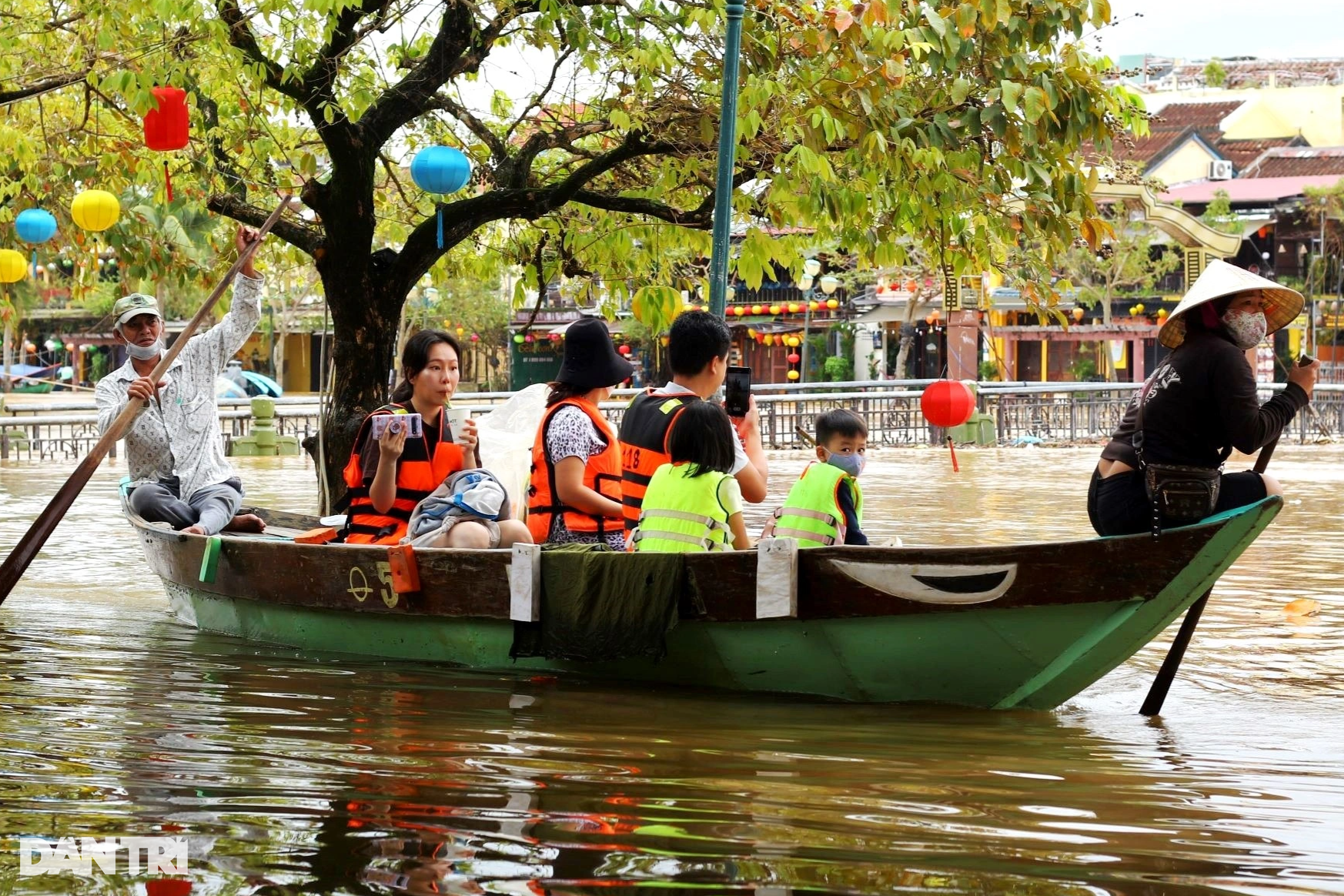 3 ngày lũ liên tiếp, du khách thích thú, người dân Hội An kiệt sức  - 6