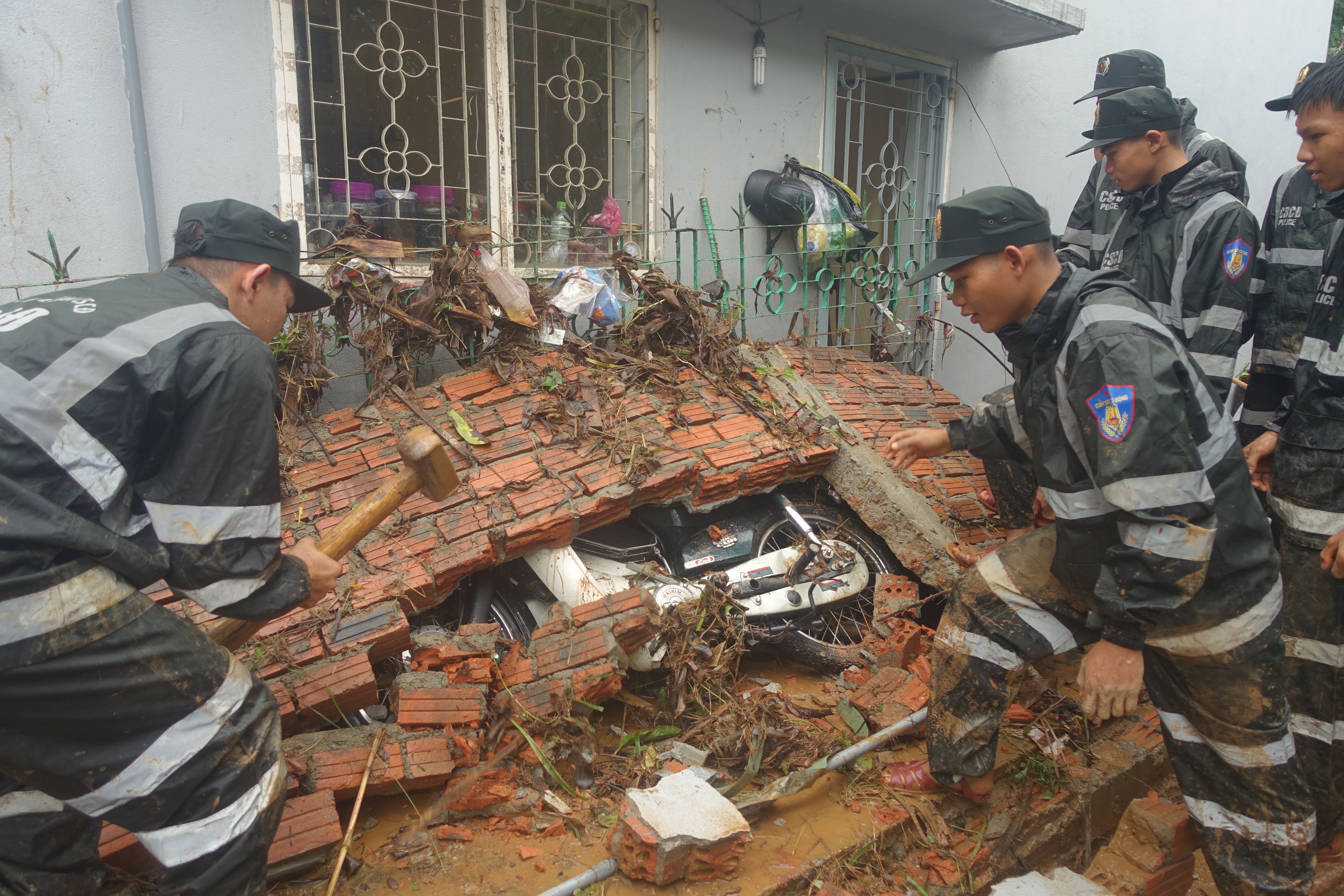 Cảnh sát cơ động ứng cứu người dân Đà Nẵng trong đêm mưa lớn - 1